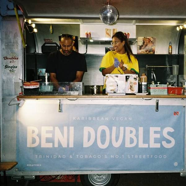 Der karibische Foodtruck „Beni Doubles“.