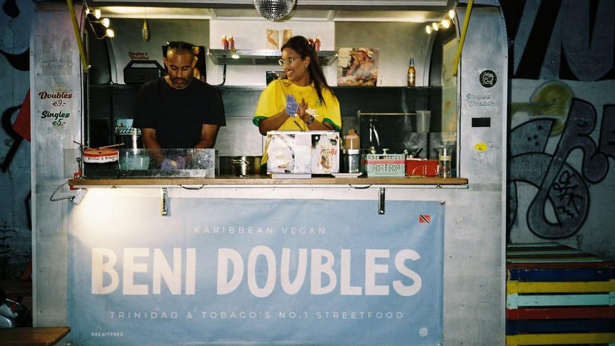 Der karibische Foodtruck „Beni Doubles“.
