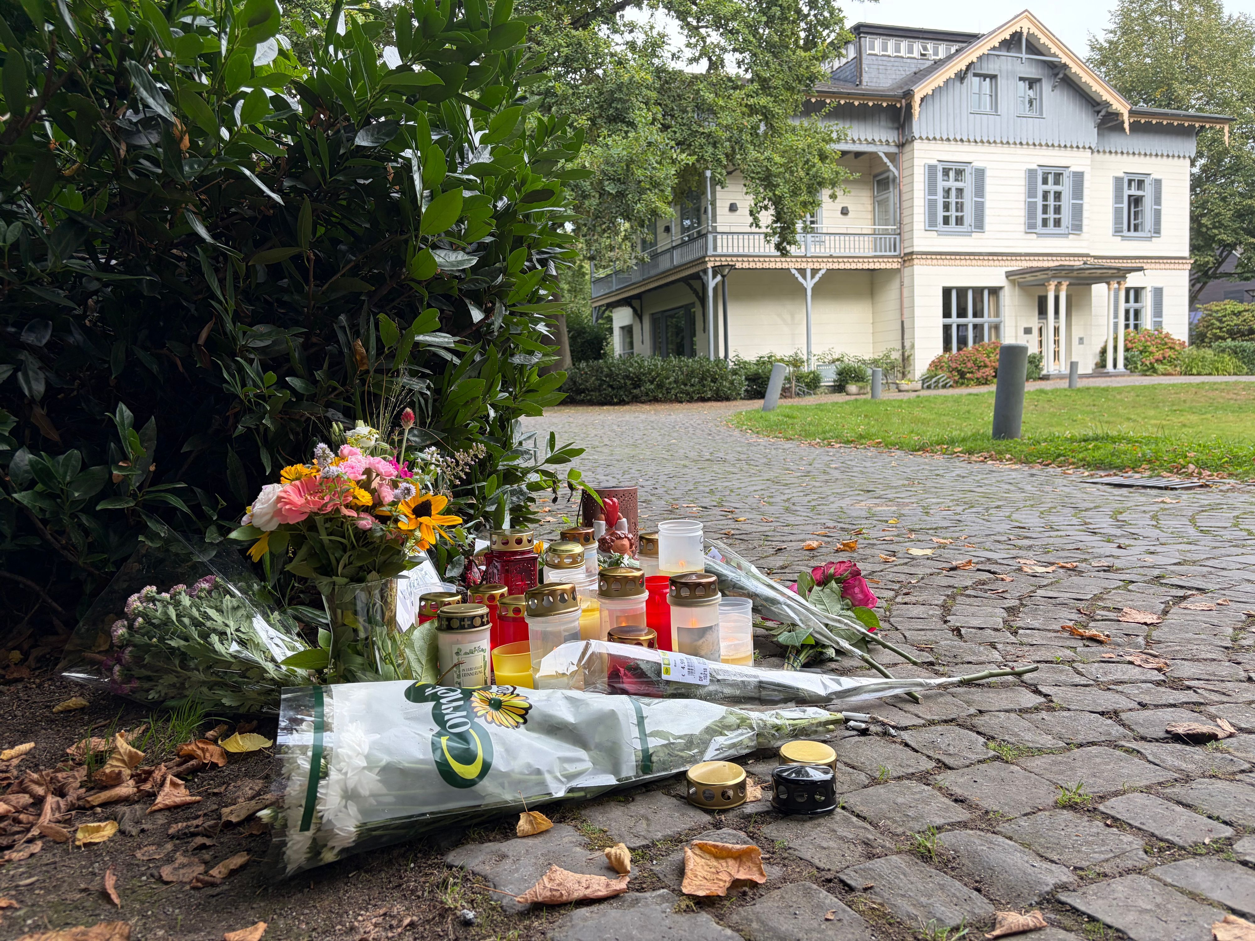 Kerzen und Blumen im Park an der Villa Wuppermann