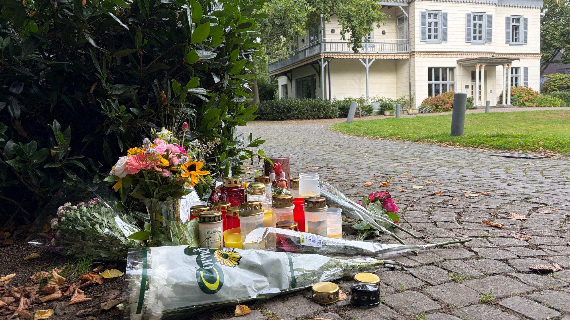 Kerzen und Blumen im Park an der Villa Wuppermann