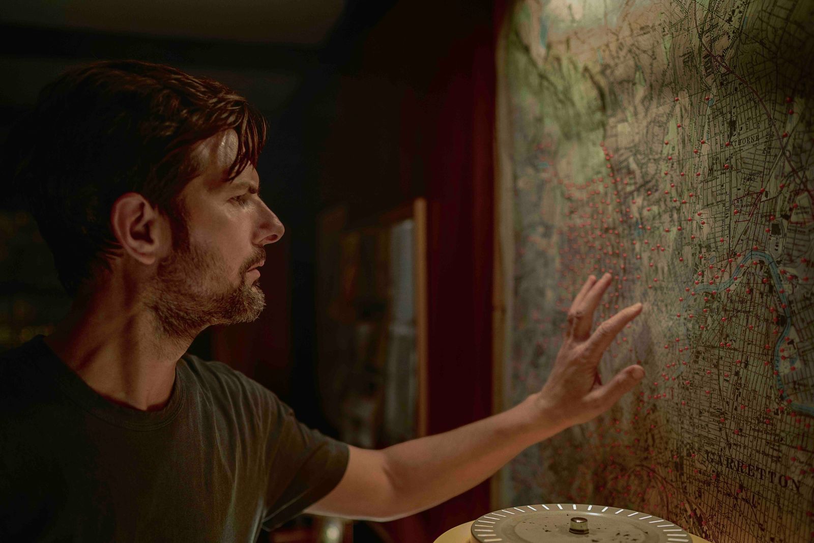 Tom Kennedy (Adam Scott) denkt fieberhaft über den Fall seines verschwundenen Sohnes nach. (Bild: David Lee/Netflix © 2026)