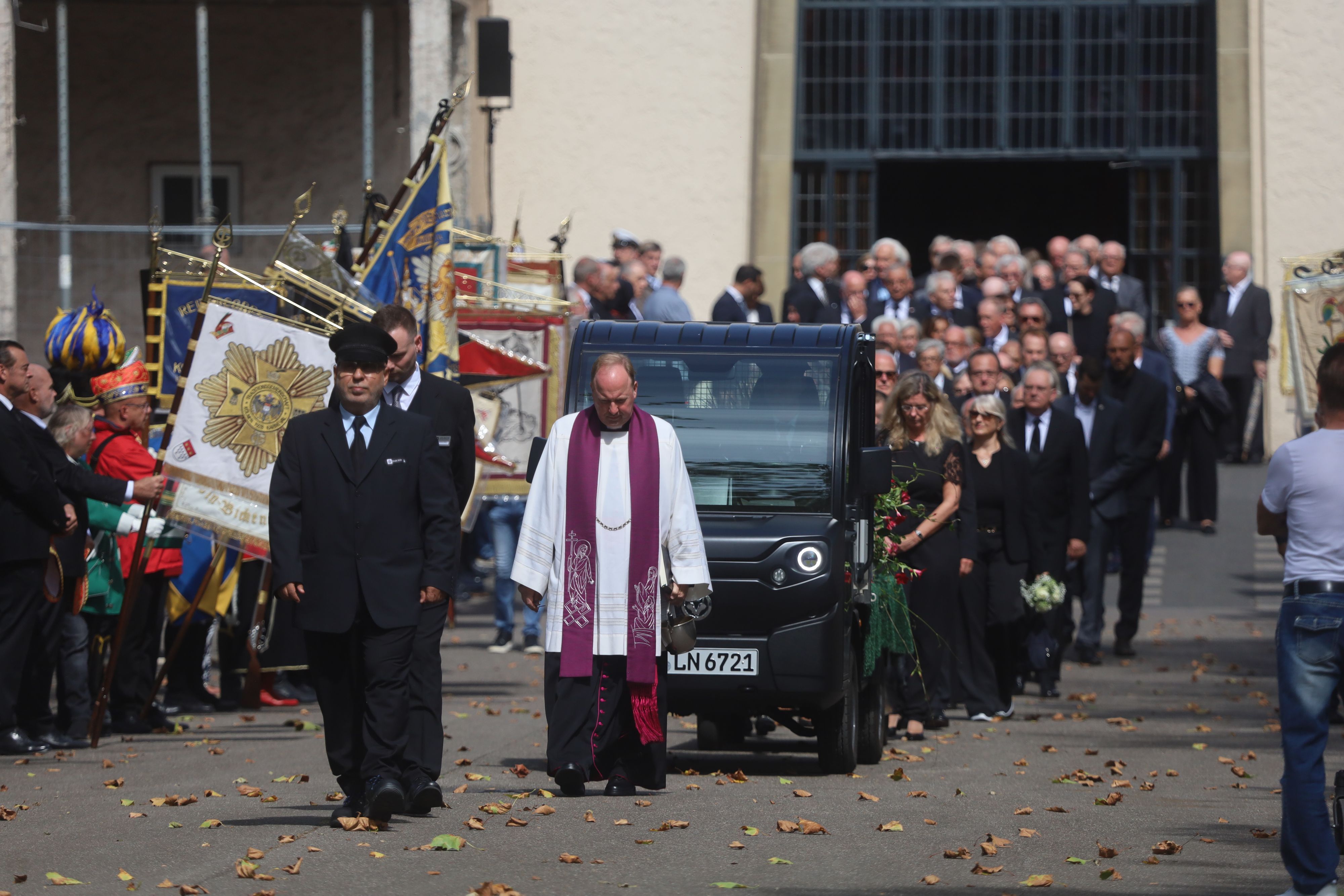 Letztes Geleit für Fritz Schramma: der Trauerzug auf dem Kölner Westfriedhof.