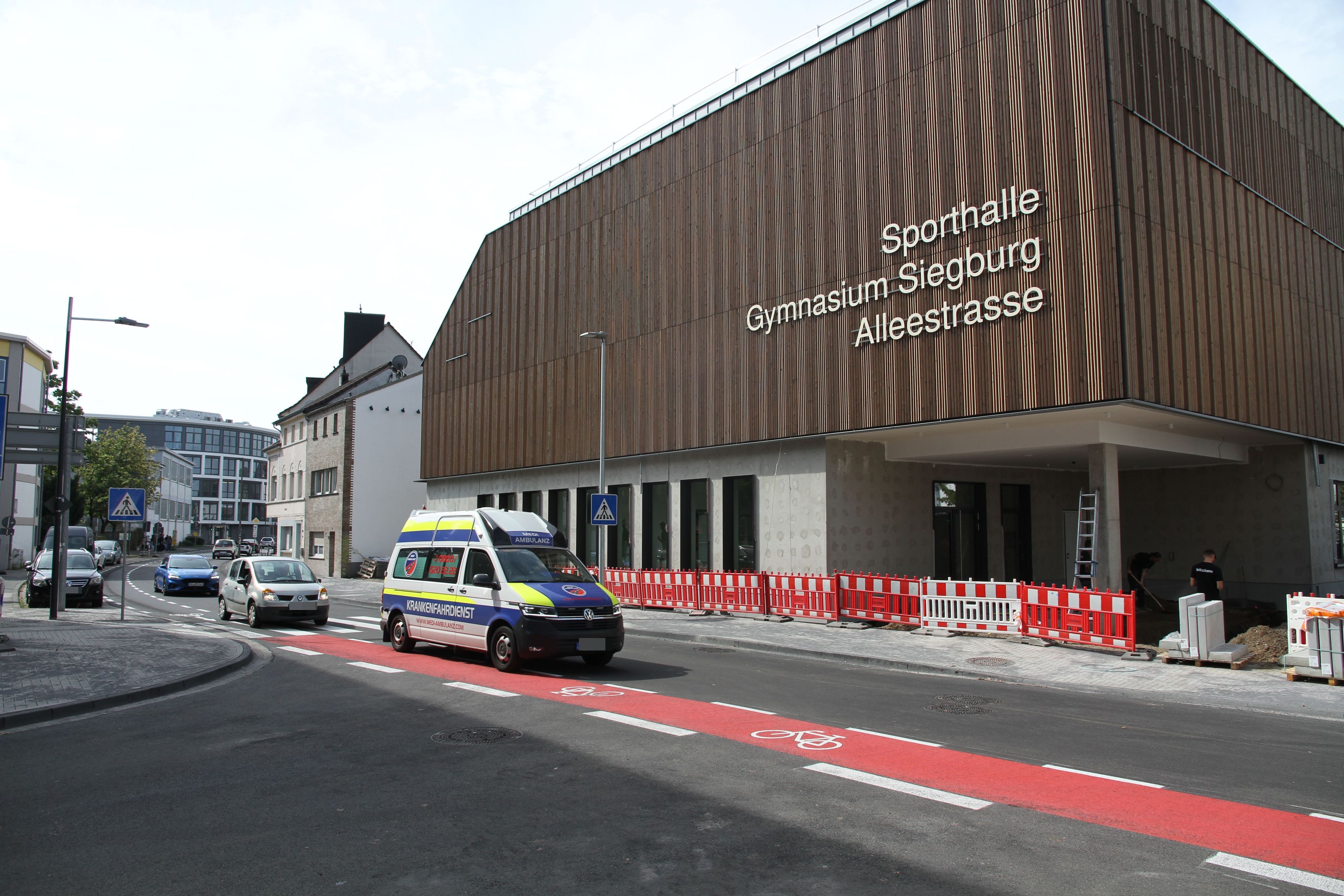 Der Kreisverkehr an der neuen Sporthalle für das Gymnasium Alleestraße wurde in eine Kreuzung zurückgebaut.