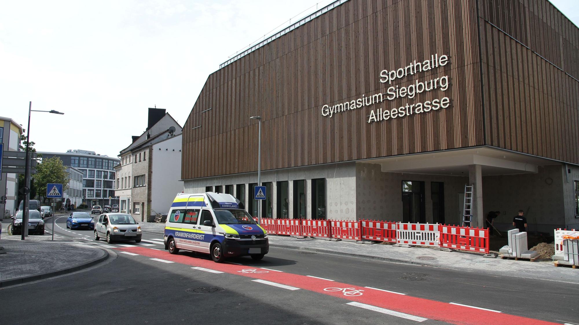 Der Kreisverkehr an der neuen Sporthalle für das Gymnasium Alleestraße wurde in eine Kreuzung zurückgebaut.