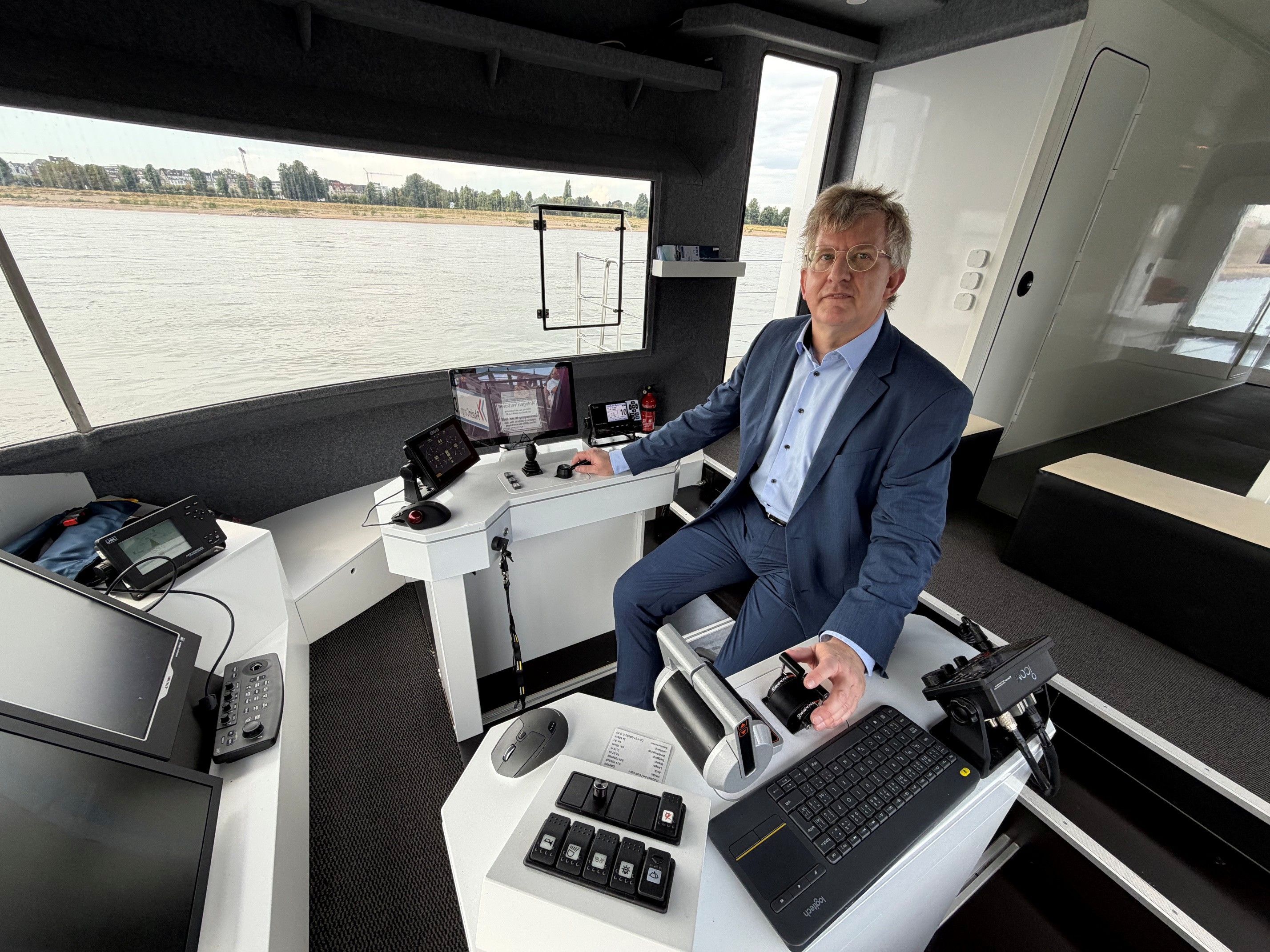 Rupert Henn vom Entwicklungszentrum für Schiffstechnik und Transportsysteme in der Kommandozentrale des Forschungsschiffs Nova am Düsseldorfer Rheinufer.