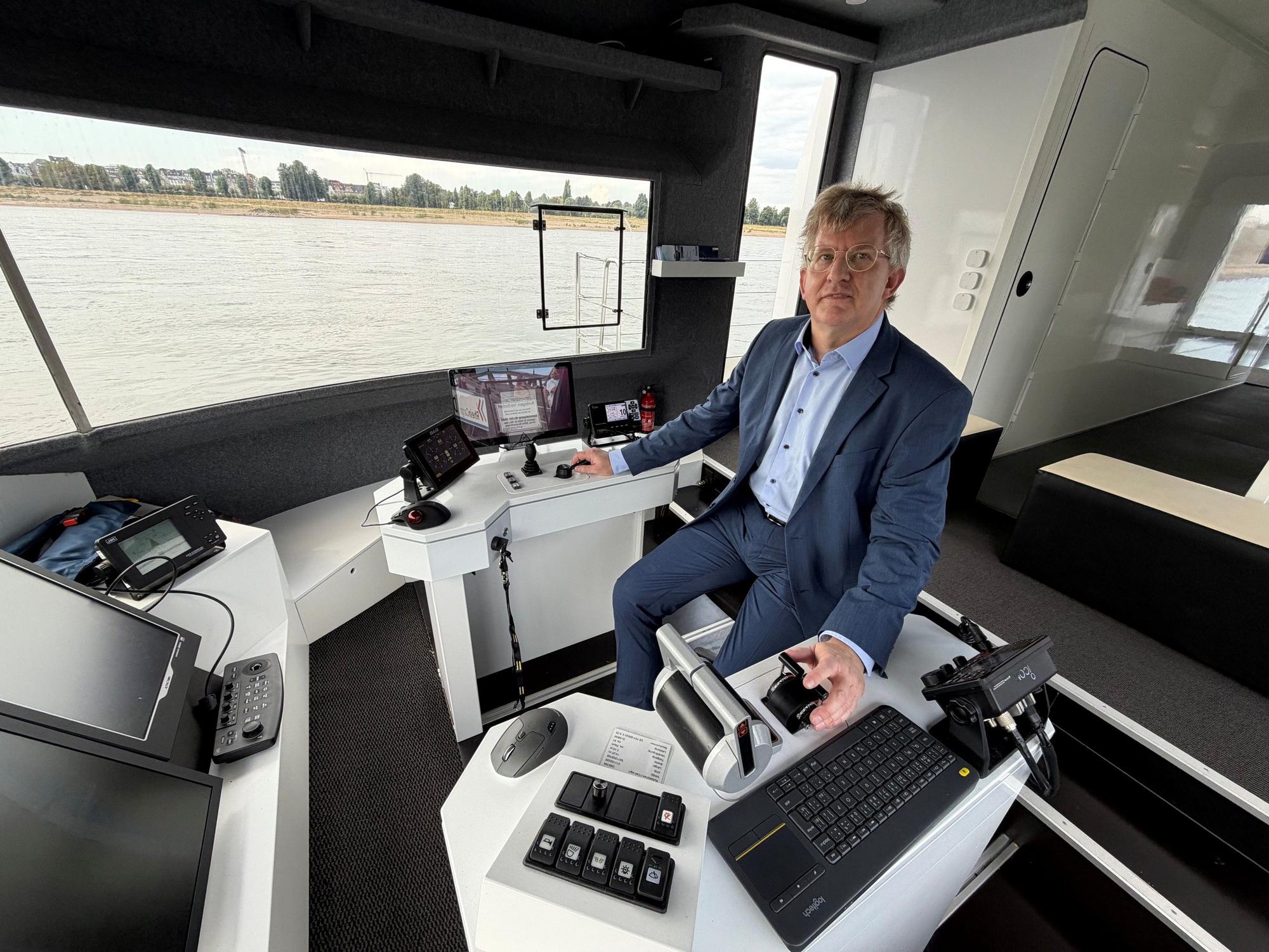 Rupert Henn vom Entwicklungszentrum für Schiffstechnik und Transportsysteme in der Kommandozentrale des Forschungsschiffs Nova am Düsseldorfer Rheinufer.