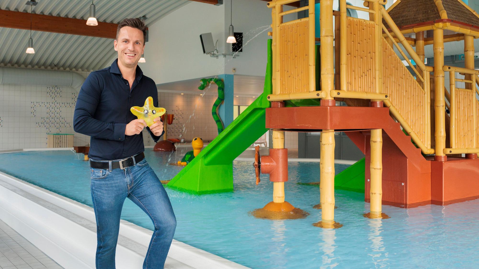 Bädergesellschaftsgeschäftsführer Nico van der Lucht steht am Kinderbecken im Kombibad-Paffrath in Bergisch Gladbach.