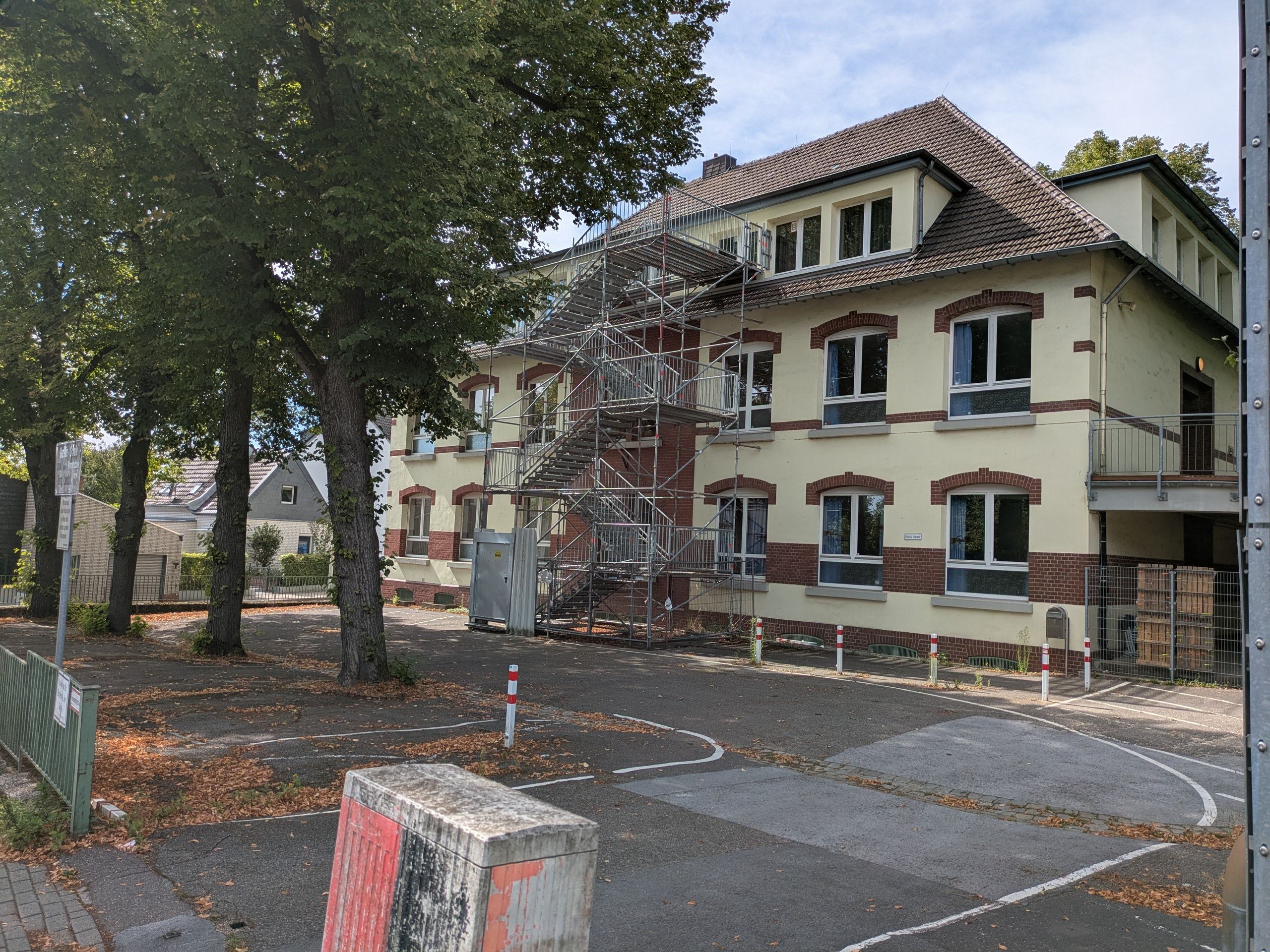 Der Altbau der Gezelin-Schule in Schlebusch mit Schulhof