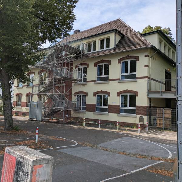 Der Altbau der Gezelin-Schule in Schlebusch mit Schulhof