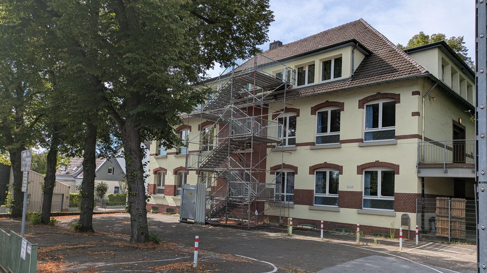 Der Altbau der Gezelin-Schule in Schlebusch mit Schulhof