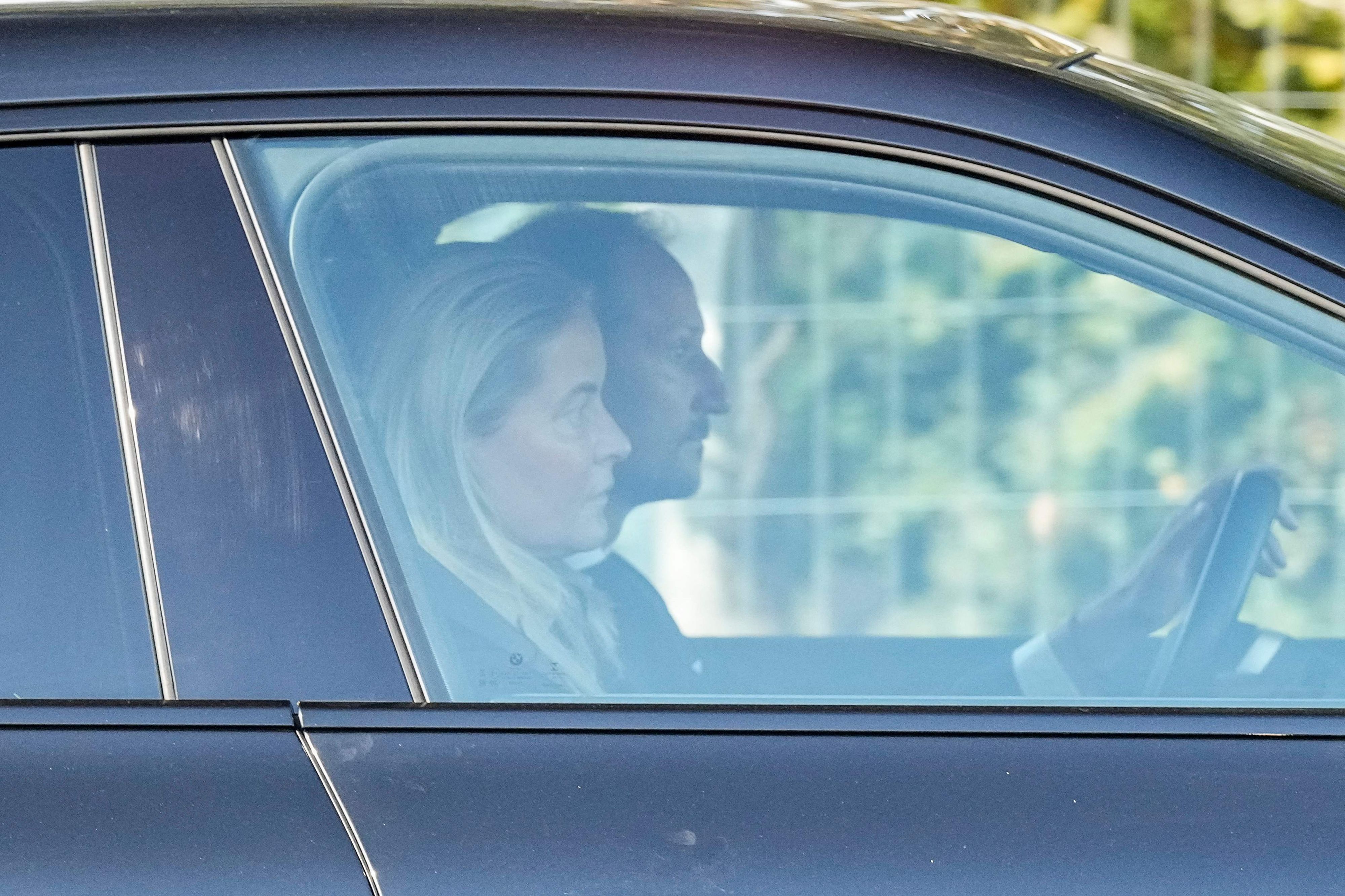 Kronprinz Haakon und Kronprinzessin Mette-Marit fahren ins Krankenhaus.