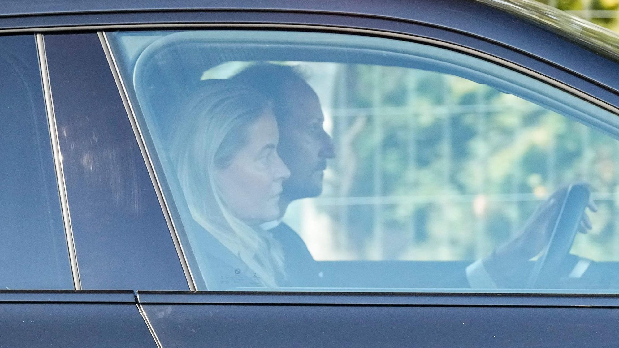 Kronprinz Haakon und Kronprinzessin Mette-Marit fahren ins Krankenhaus.