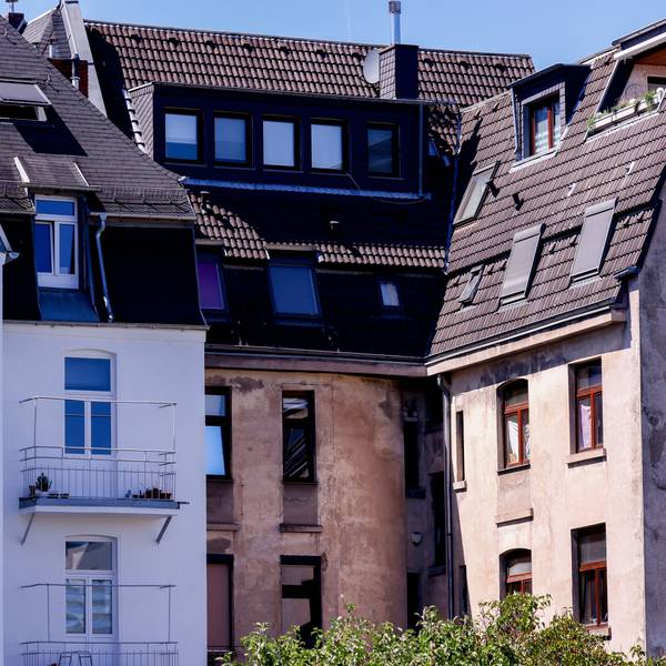 Kaufen und mieten in Köln wird für viele Menschen zunehmend unbezahlbar.