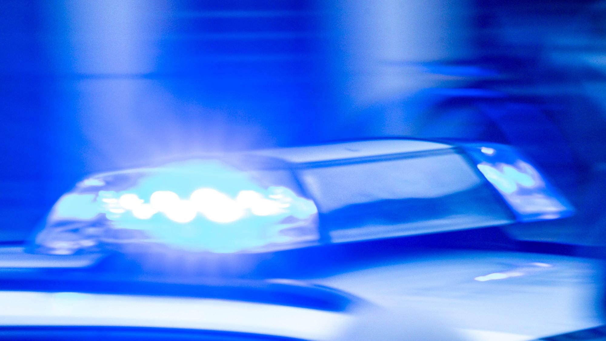 Die Polizei ermittelt nach einem Brand in einem Rewe-Markt in Leverkusen-Bürrig wegen des Verdachts der Brandstiftung.