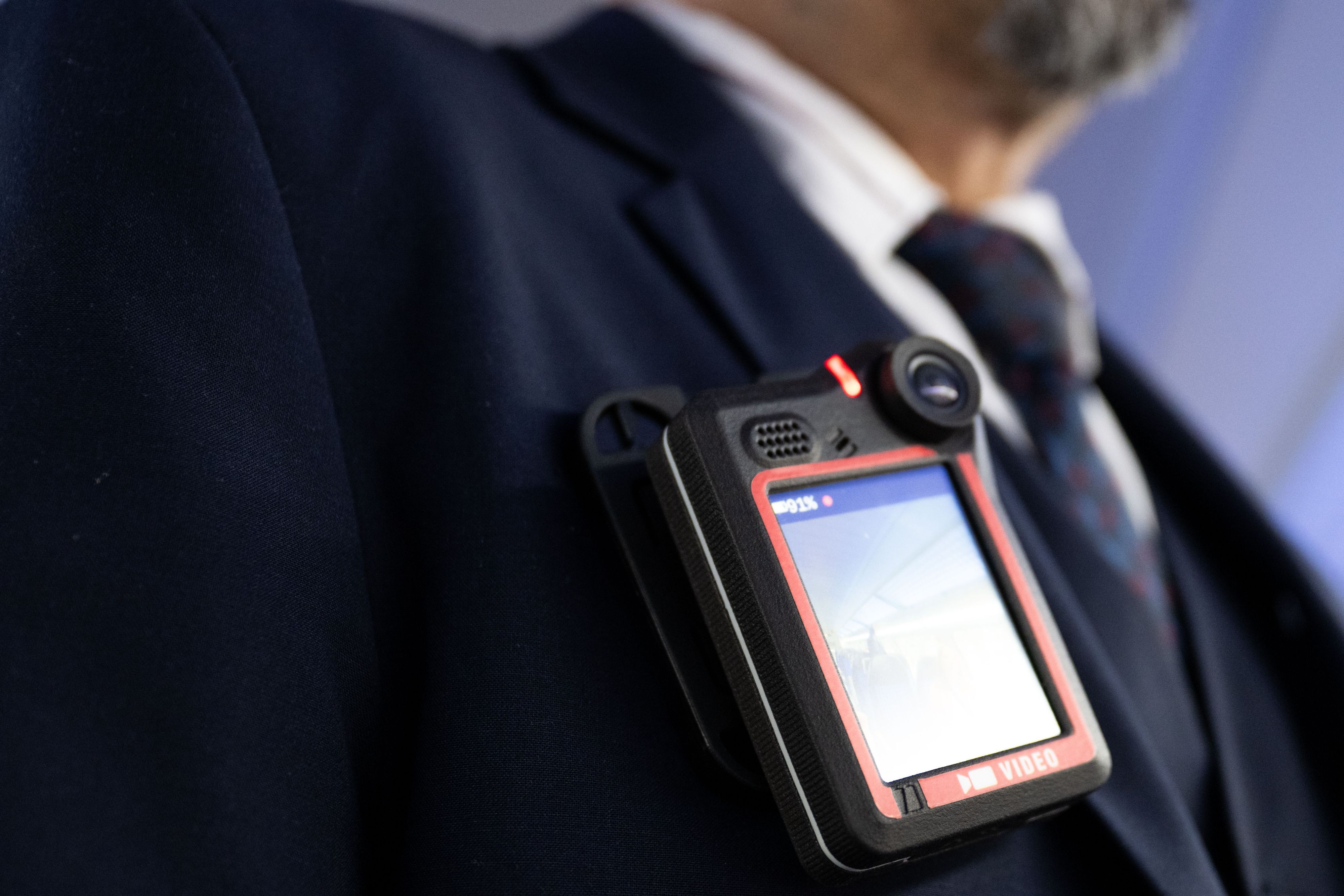 ARCHIV - 08.06.2026, Hessen, Frankfurt/M.: Ein Kundenbetreuer von DB Regio steht während des Deeskalationstrainings für Zugpersonal im Hauptbahnhof in Frankfurt am Main mit einer Bodycam. (zu dpa: «Bahn stattet auch Personal in Bahnhöfen mit Bodycams aus») Foto: Florian Wiegand/dpa +++ dpa-Bildfunk +++
