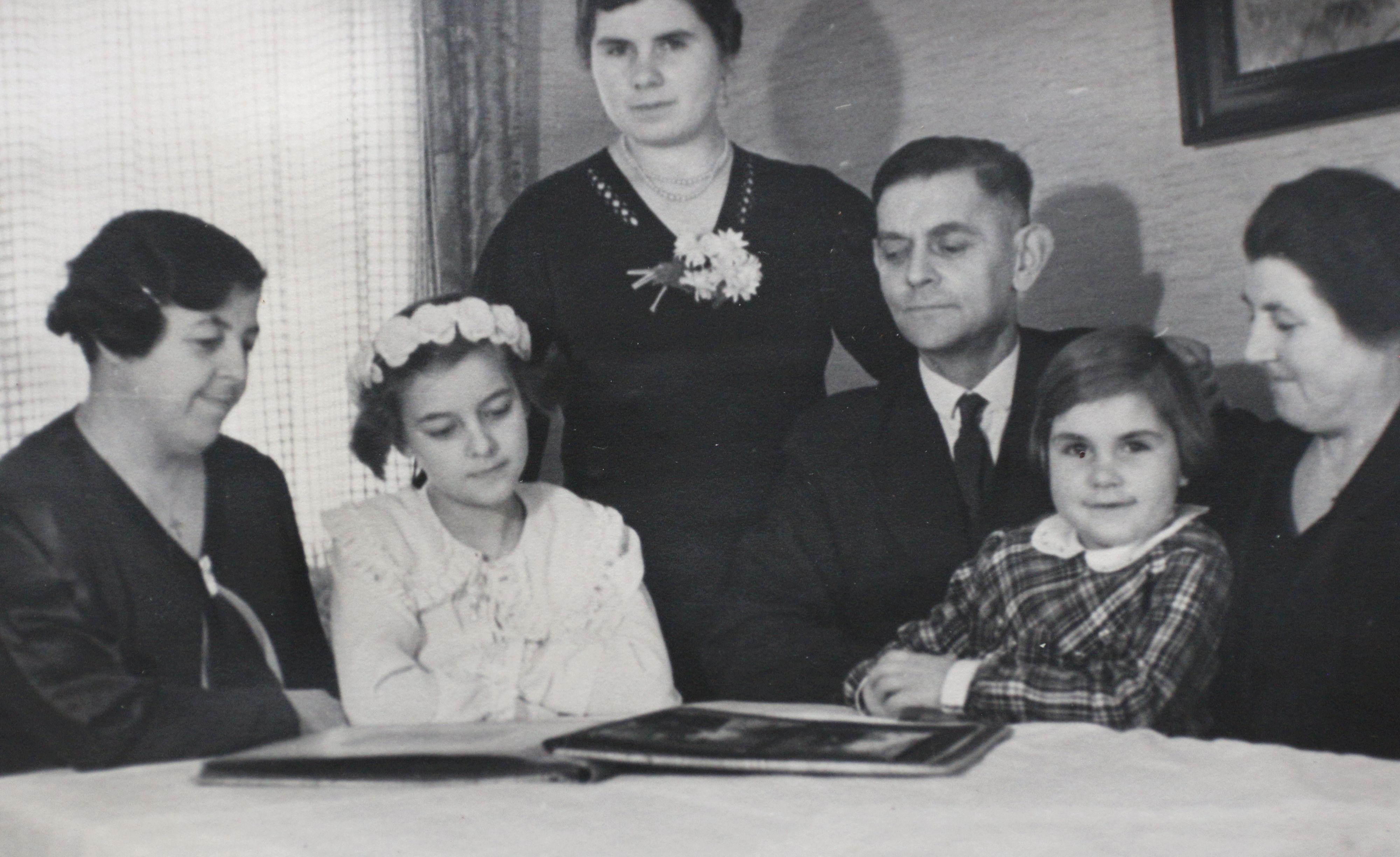 Auf dem Schwarz-Weiß-Bild ist die Jubilarin mit ihrer Familie am Tag ihrer Kommunion zu sehen.