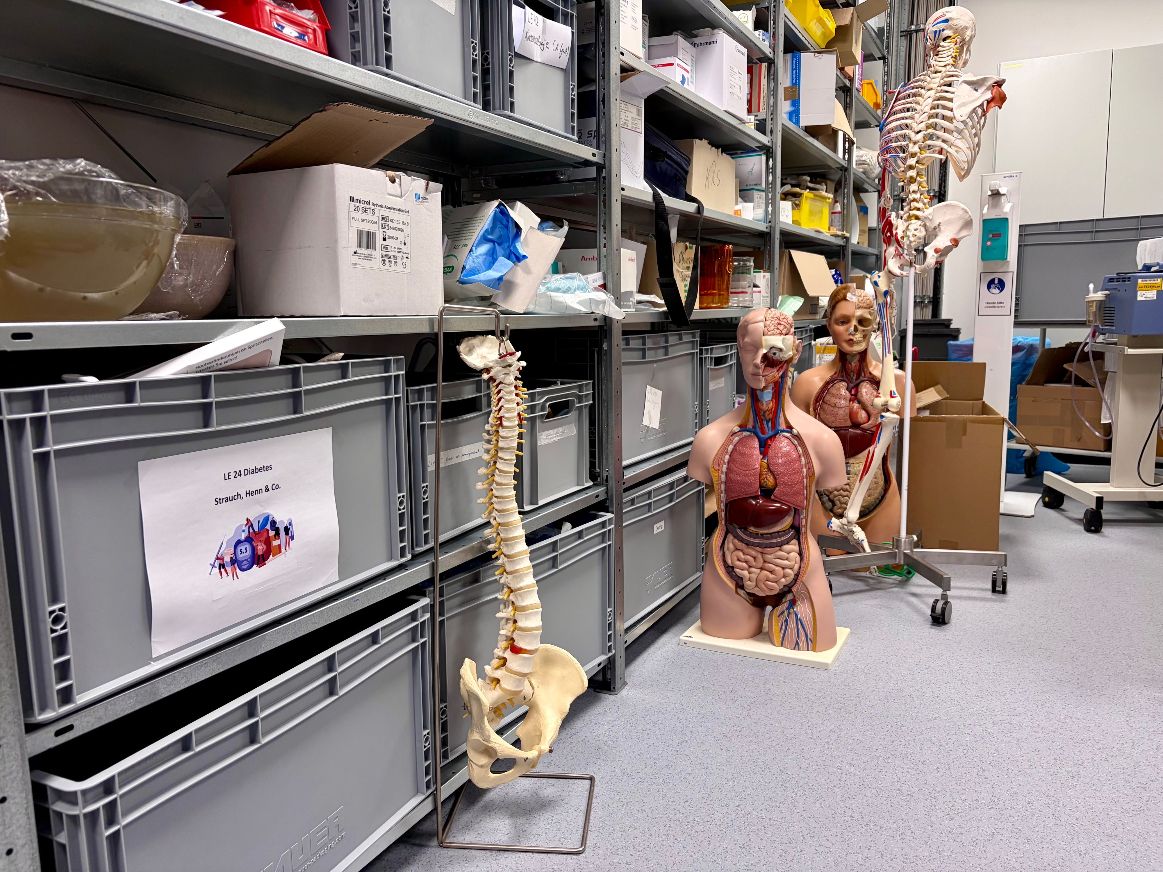 Blick ins Materiallager der Pflegeschule