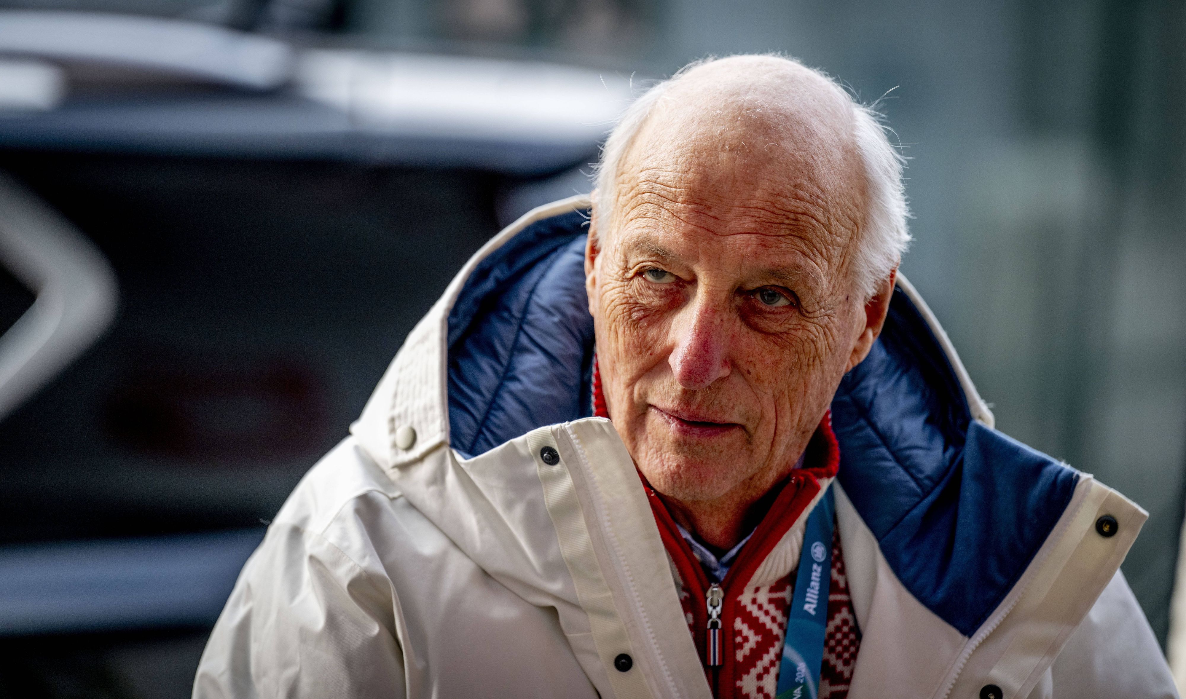 Norwegens König Harald V. schaut zur Seite.