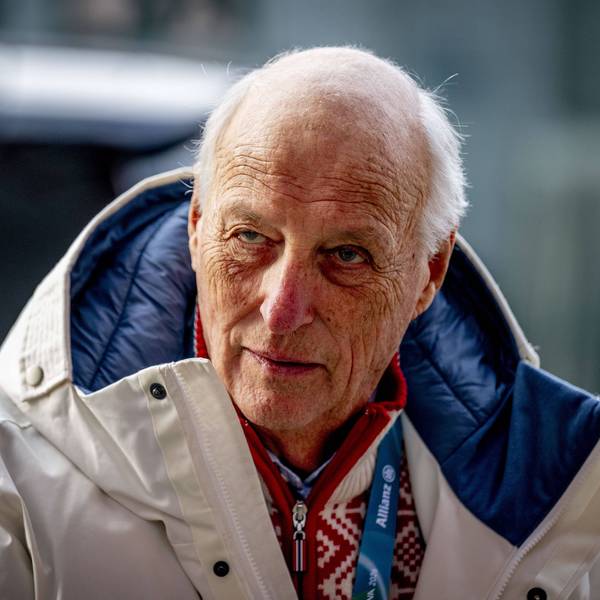 Norwegens König Harald V. schaut zur Seite.