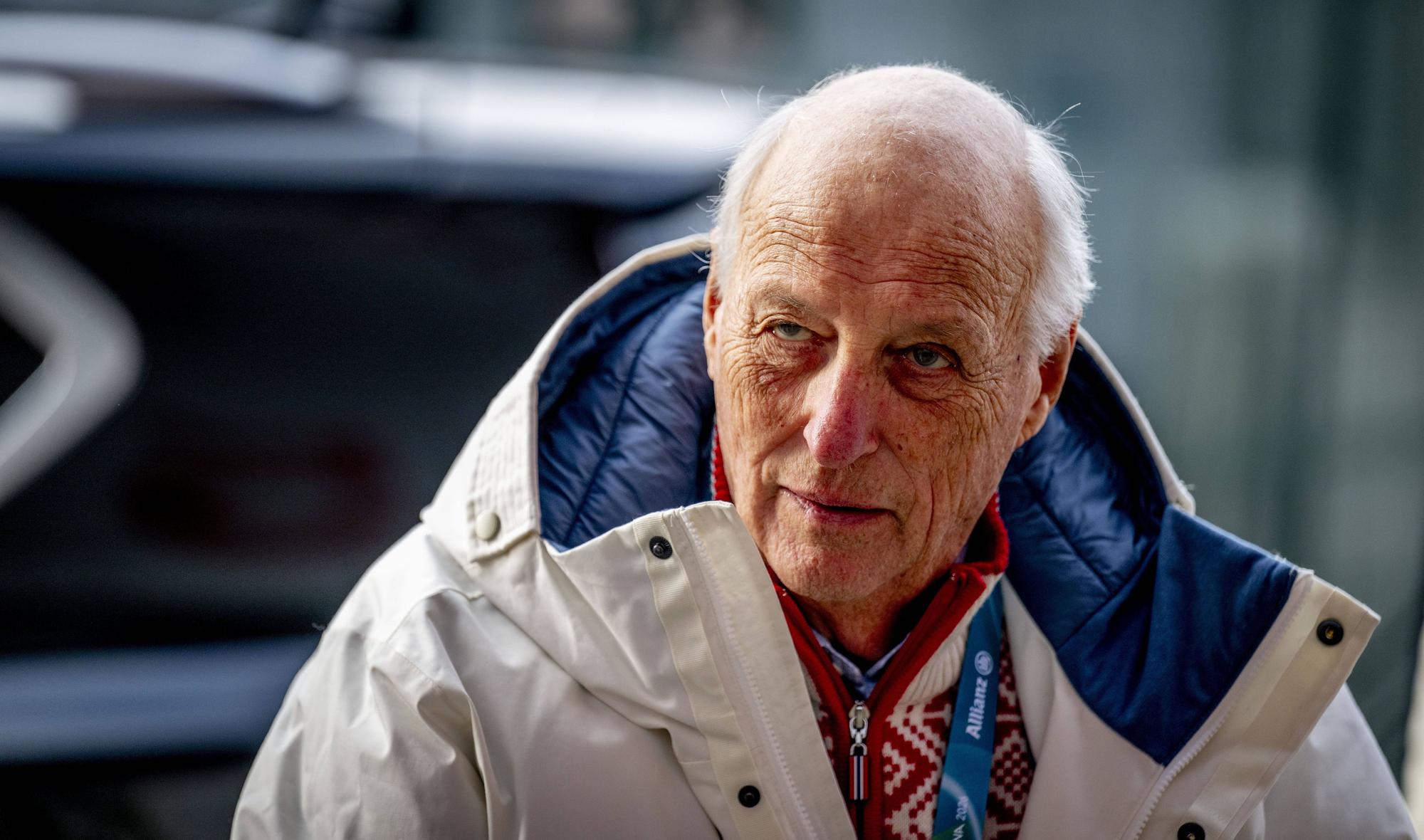 Norwegens König Harald V. schaut zur Seite.