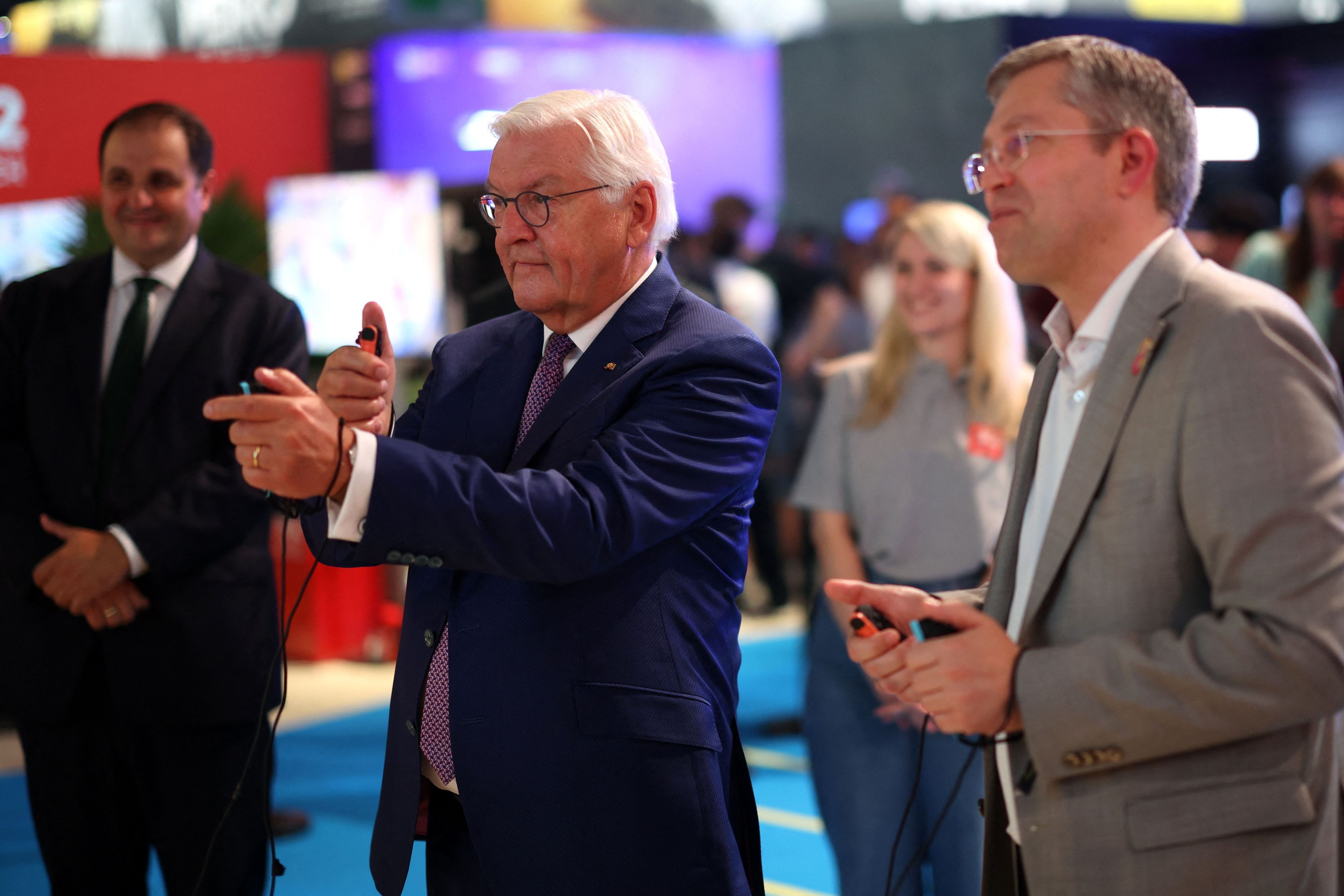 Bundespräsident Frank-Walter Steinmeier beim virtuellen Bogenschießen mit Clemens Mayer-Wegelin, Direktor der Rechtsabteilung von Nintendo Europa, am Stand von Nintendo auf der weltgrößten Computer- und Videospielmesse Gamescom.