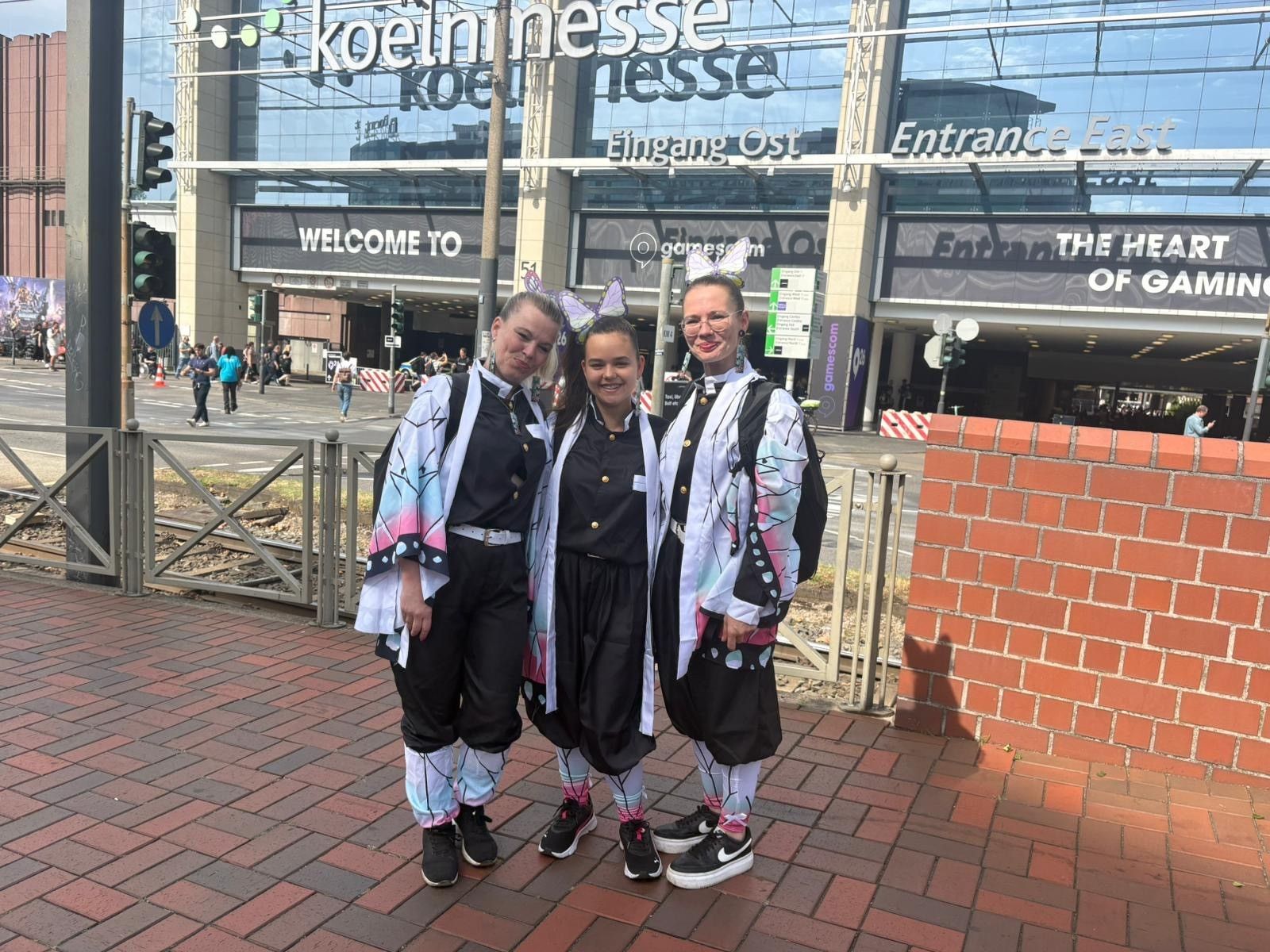 Sabrina (46), Amelie (14) und Sanja (32) aus Mönchengladbach