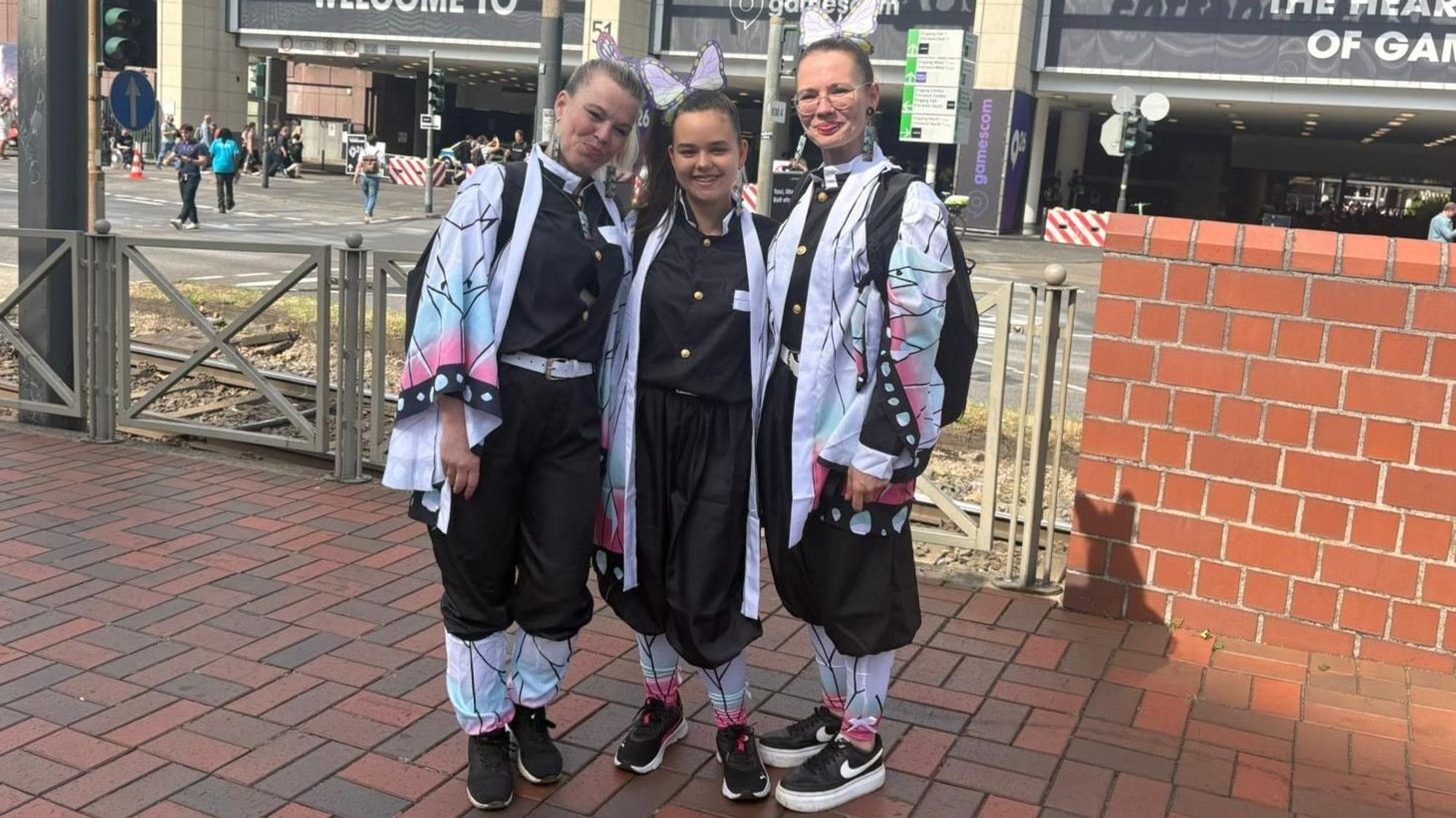 Sabrina (46), Amelie (14) und Sanja (32) aus Mönchengladbach