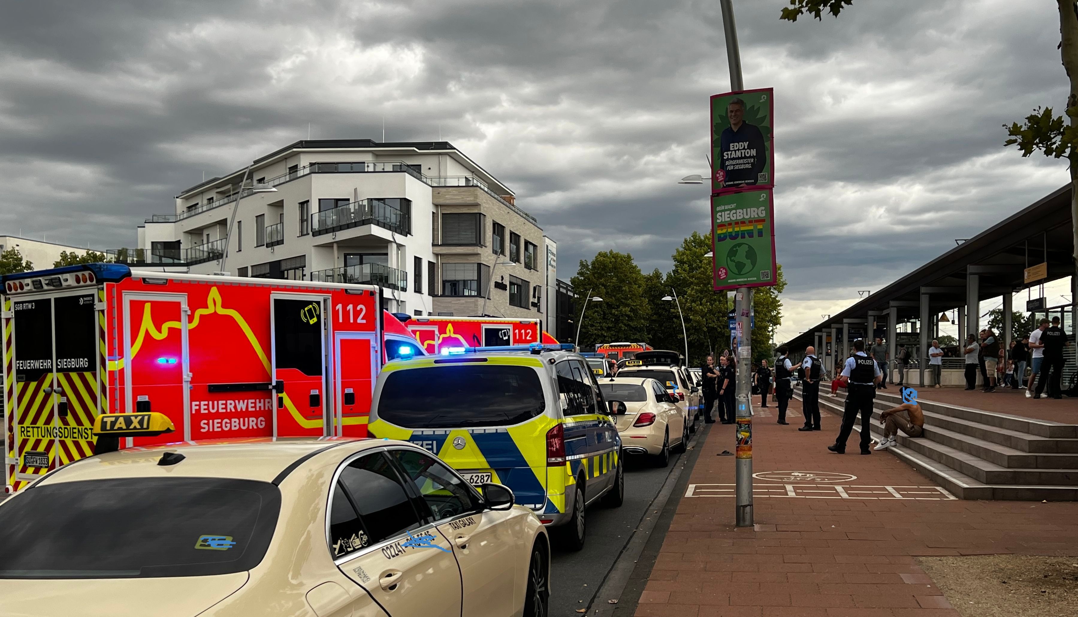 Eine Schlägerei zwischen Taxi- und Mietwagenfahrern hat am 29. August 2025 einen Großeinsatz von Polizei und Rettungsdienst ausgelöst. Ein Jahr später dauern die Ermittlungen der Bonner Staatsanwaltschaft weiterhin an.