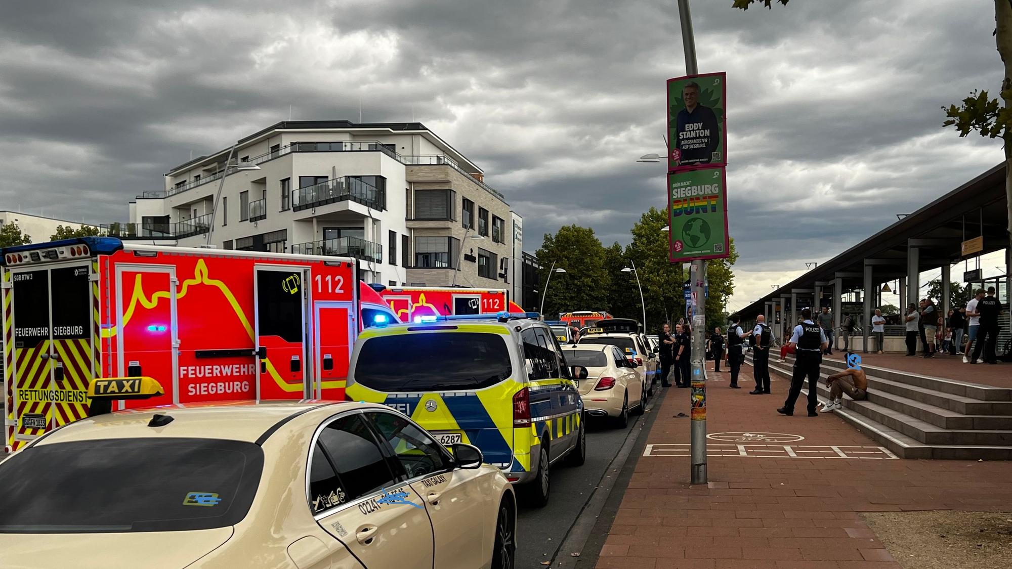 Eine Schlägerei zwischen Taxi- und Mietwagenfahrern hat am 29. August 2025 einen Großeinsatz von Polizei und Rettungsdienst ausgelöst. Ein Jahr später dauern die Ermittlungen der Bonner Staatsanwaltschaft weiterhin an.