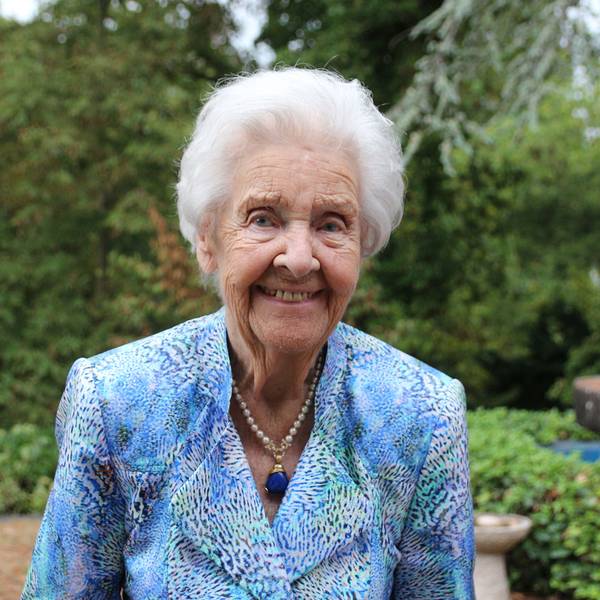 Auf dem Bild ist eine Seniorin zu sehen, die 100 Jahre alt wird.