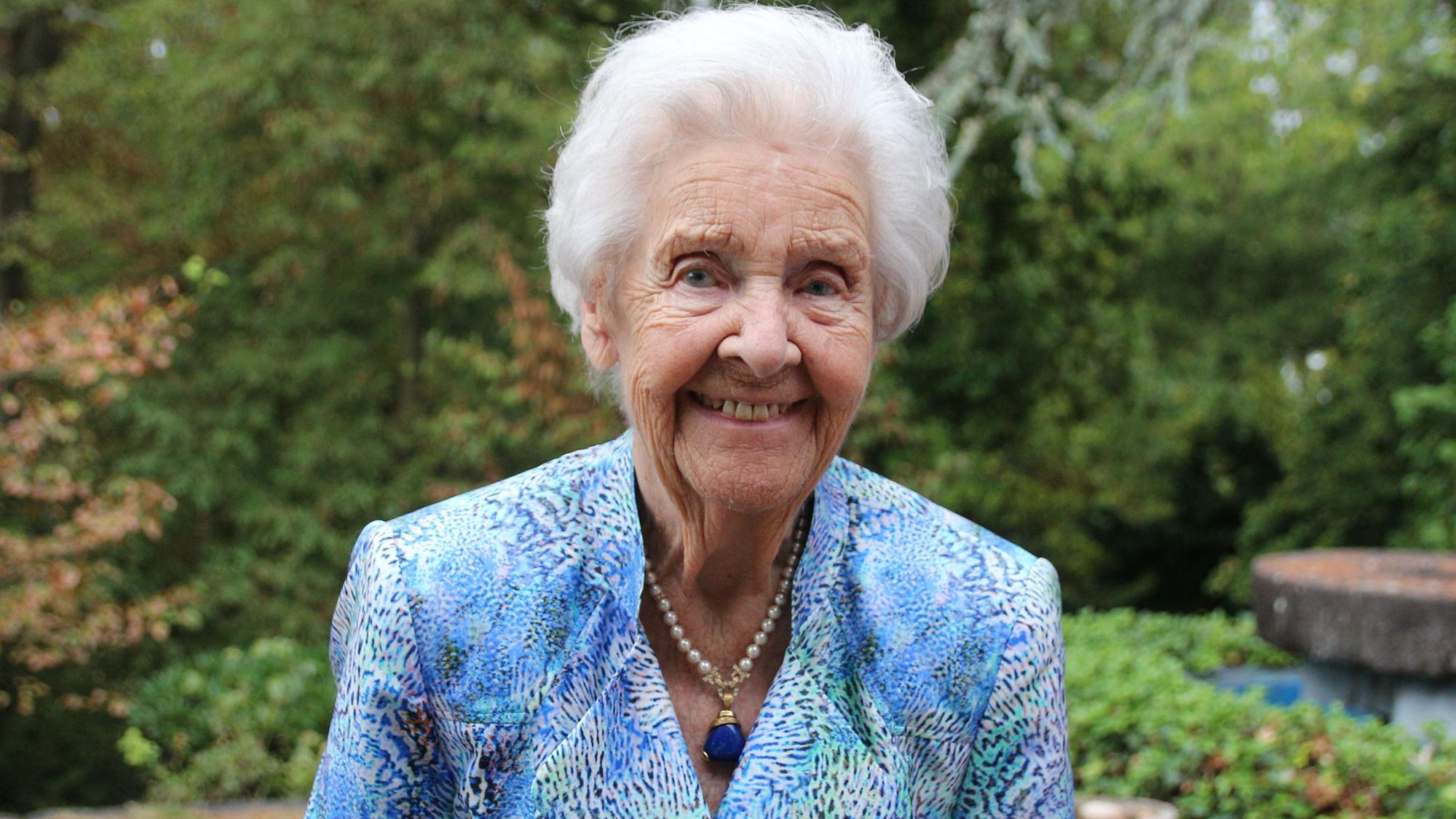 Auf dem Bild ist eine Seniorin zu sehen, die 100 Jahre alt wird.