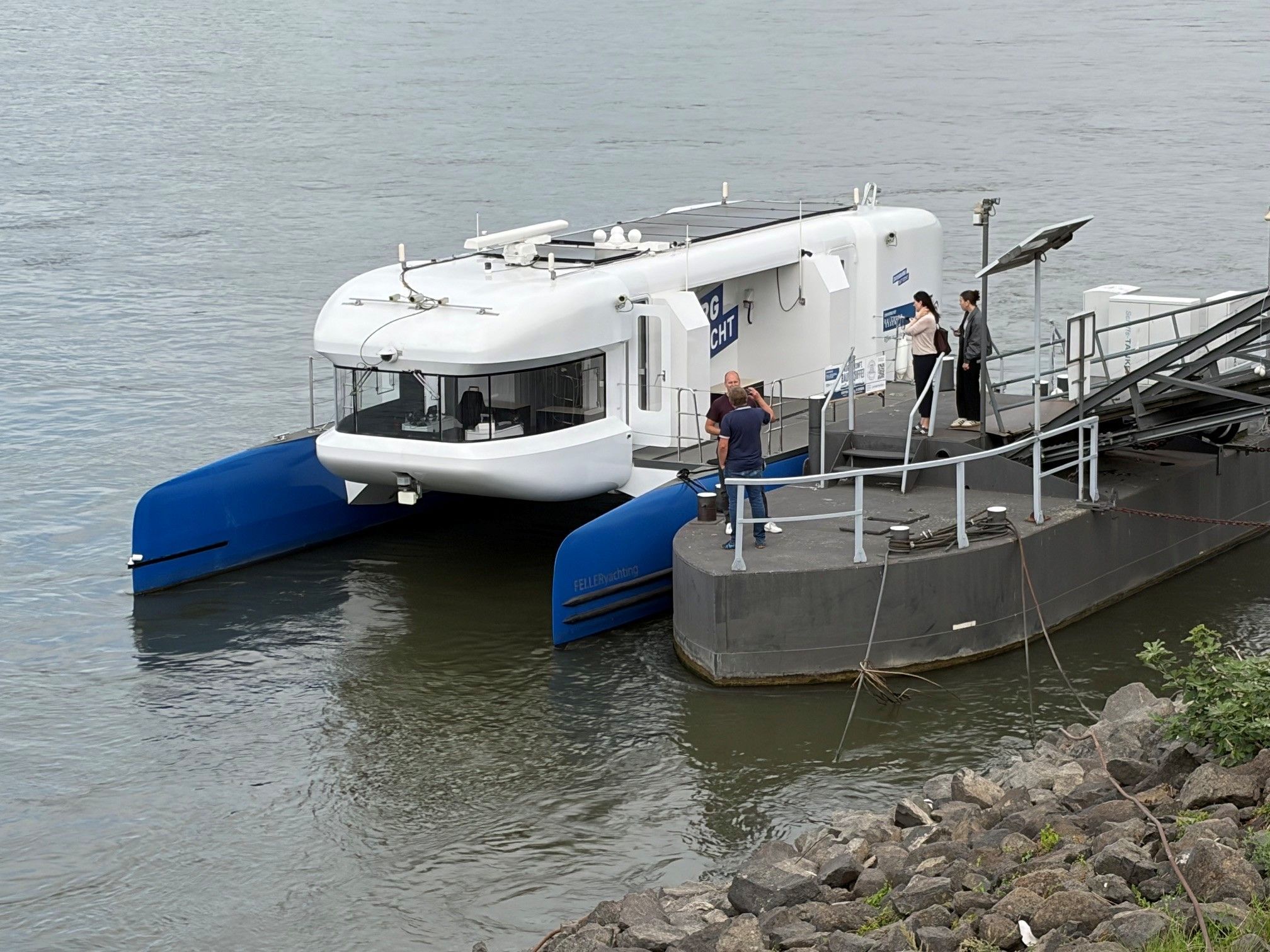 Das Forschungsschiff Nova, angetrieben von Sonnenenergie und in der Lage, ohne Kapitän zu fahren, liegt am Düsseldorfer Rheinufer.