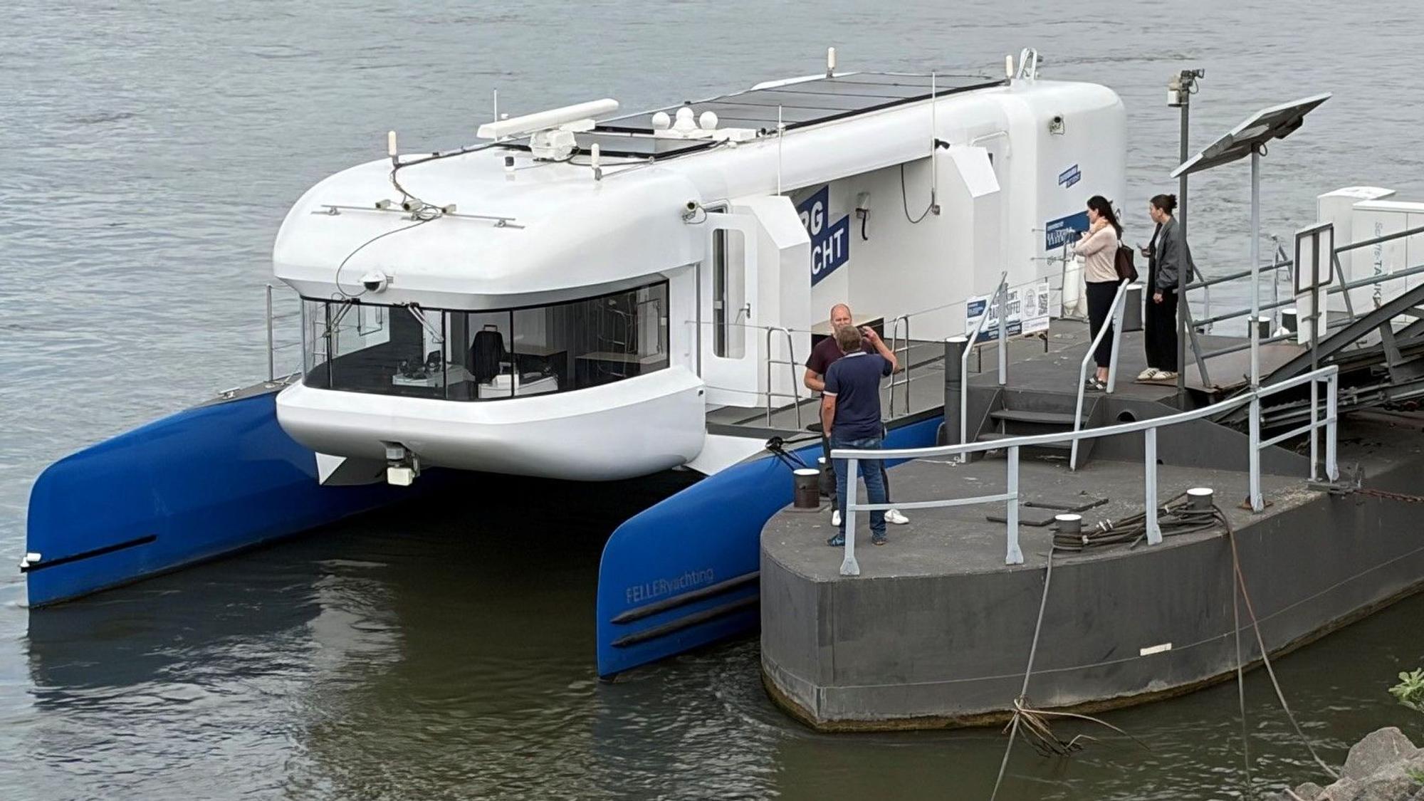 Das Forschungsschiff Nova, angetrieben von Sonnenenergie und in der Lage, ohne Kapitän zu fahren, liegt am Düsseldorfer Rheinufer.