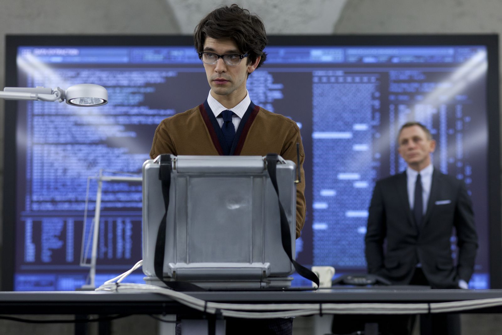 Im Jahr 2012 war Ben Whishaw (links) in „Skyfall“ erstmals in der Rolle des Computerspezialisten Q zu sehen. (Bild: Skyfall © 2012 Danjaq, LLC, United Artists Corporation and Columbia Pictures Industries)