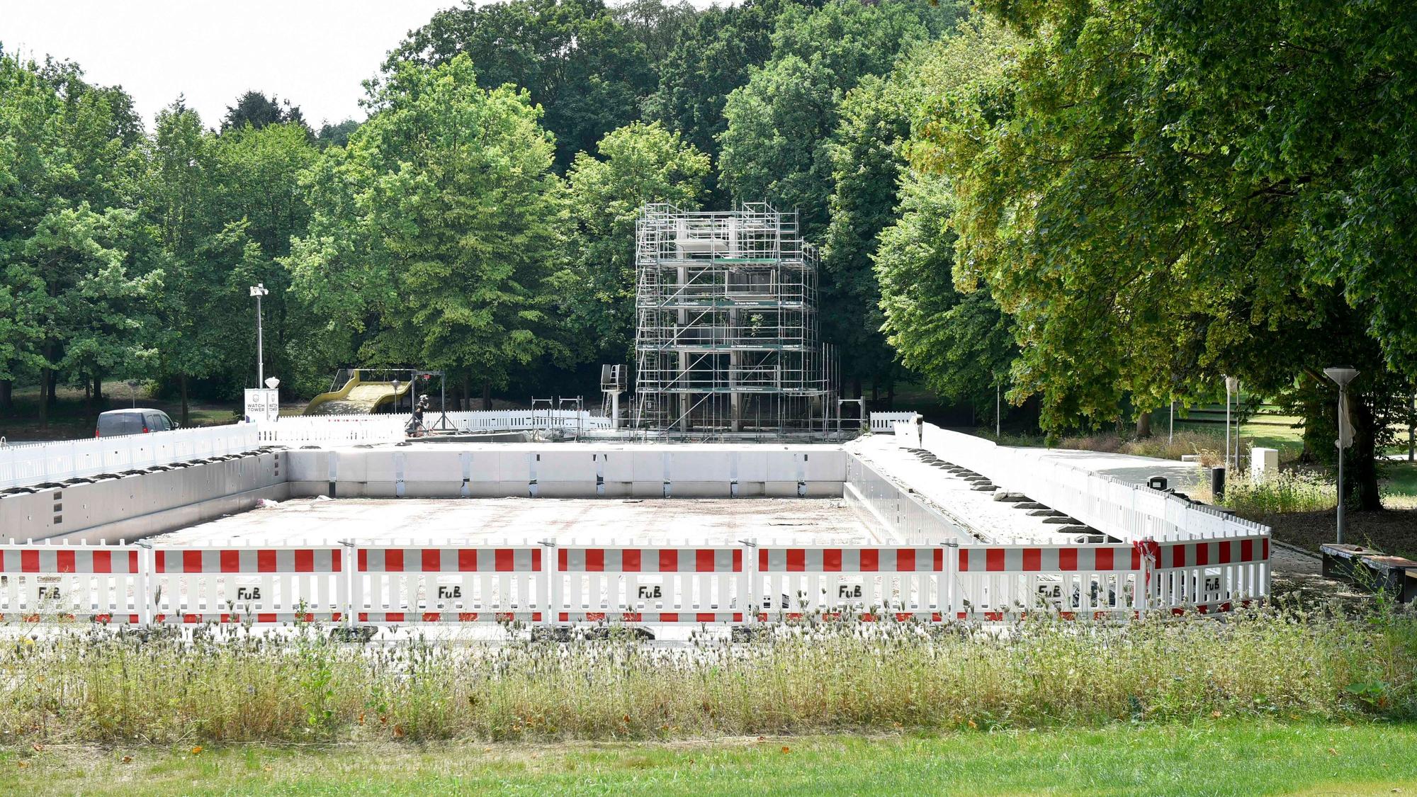 Zu sehen ist ein Freibad mit Bauzaun.