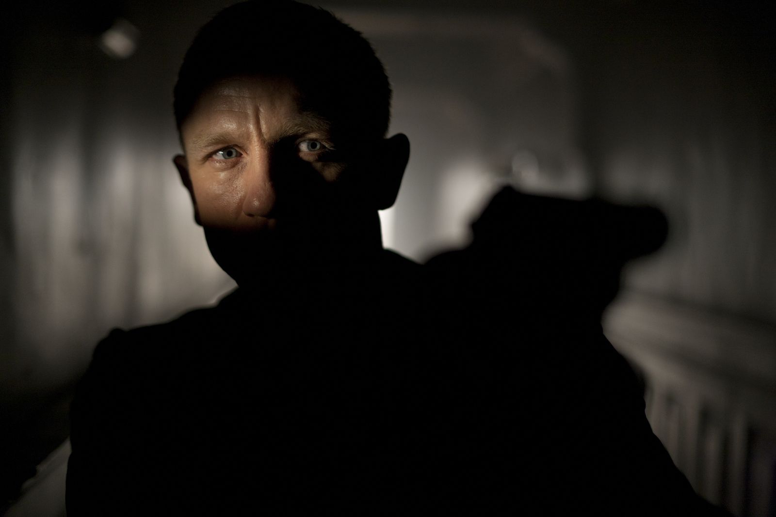 James Bond setzt alles daran, die Verantwortlichen zu finden, die seine Chefin „M“ (Judi Dench) aus dem Weg räumen wollen.  (Bild: Skyfall © 2012 Danjaq, LLC, United Artists Corporation and Columbia Pictures Industries)