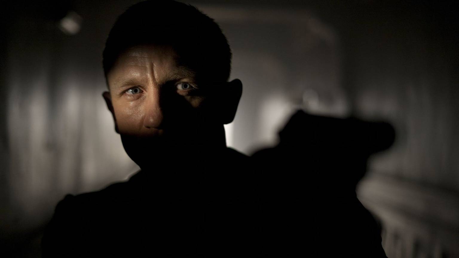 James Bond setzt alles daran, die Verantwortlichen zu finden, die seine Chefin „M“ (Judi Dench) aus dem Weg räumen wollen. (Bild: Skyfall © 2012 Danjaq, LLC, United Artists Corporation and Columbia Pictures Industries)