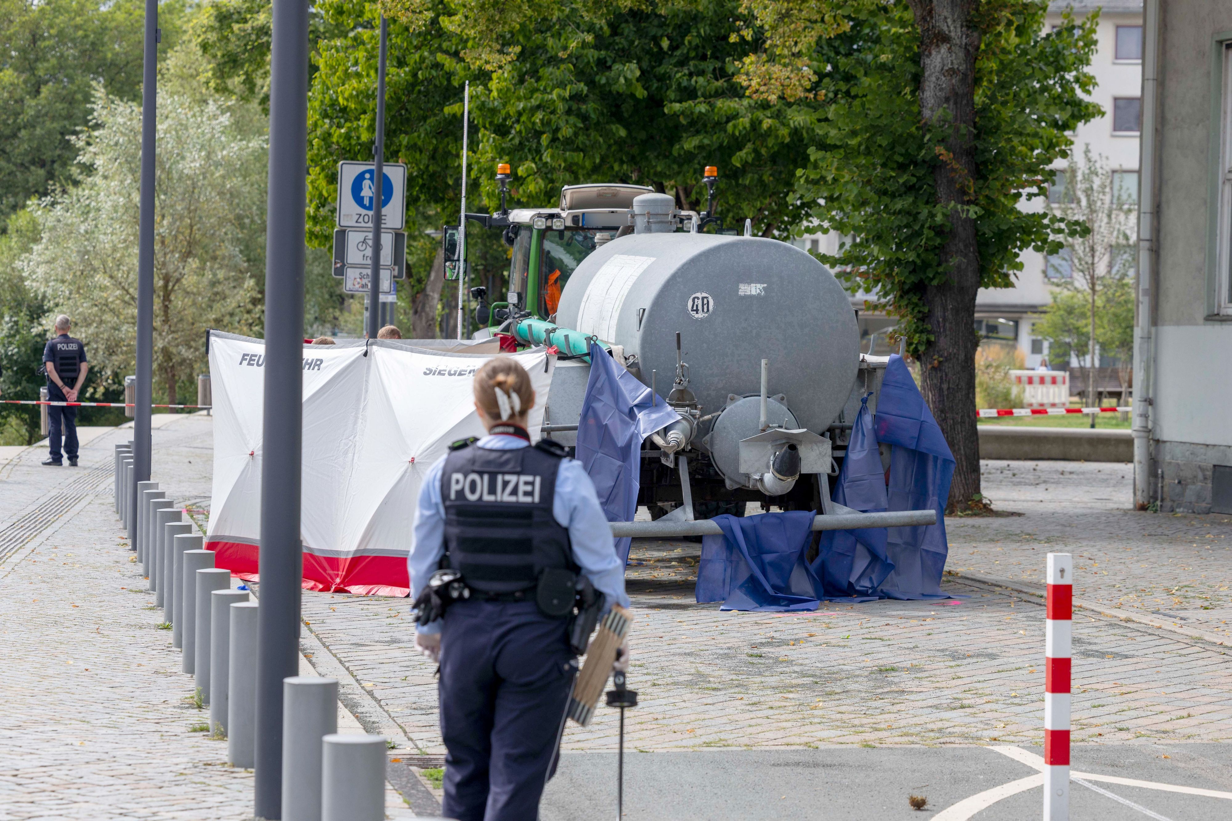 Einsatzkräfte sichern eine Unfallstelle ab.