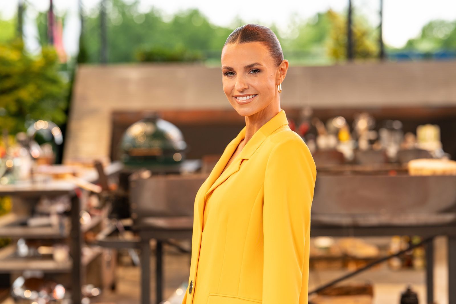 Laura Wontorra ist für ihren ironischen Humor bekannt. Sie nimmt sich auch gerne selbst auf die Schippe - oder auch mal, wie beim zweiten „Grill den Henssler Sommer-Special“, ihre ganze Senderfamilie. (Bild: RTL/Markus Hertrich)