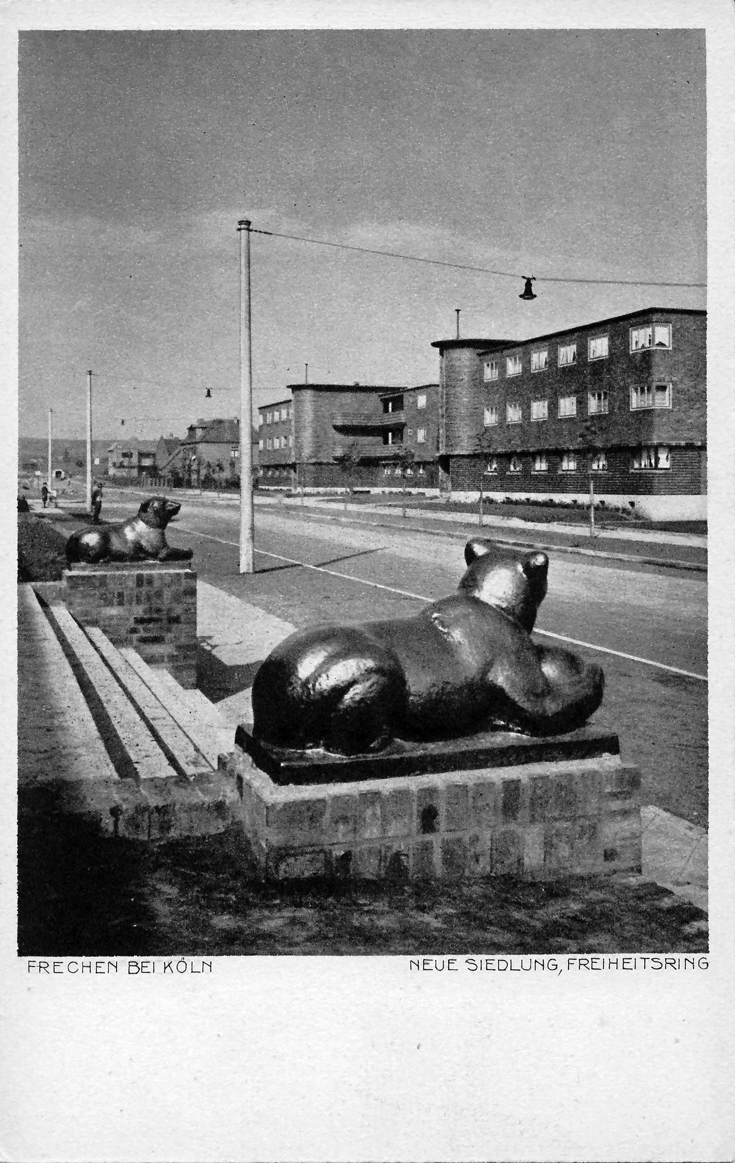 Die historische Aufnahme des Freiheitsrings entstand um 1930, die keramischen Bärenfiguren an den Hauseingängen werden den Bildhauern Franz Albermann und Peter Berens zugeschrieben.