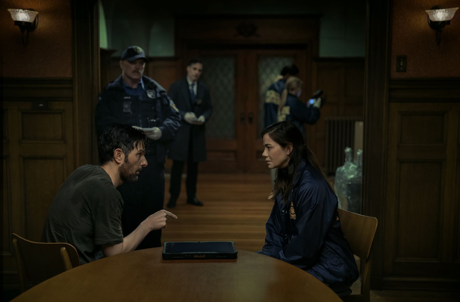 Tom Kennedy (Adam Scott) wird von Ermittlerin Amanda Beck (Michelle Monaghan) befragt. (Bild: David Lee/Netflix © 2026)