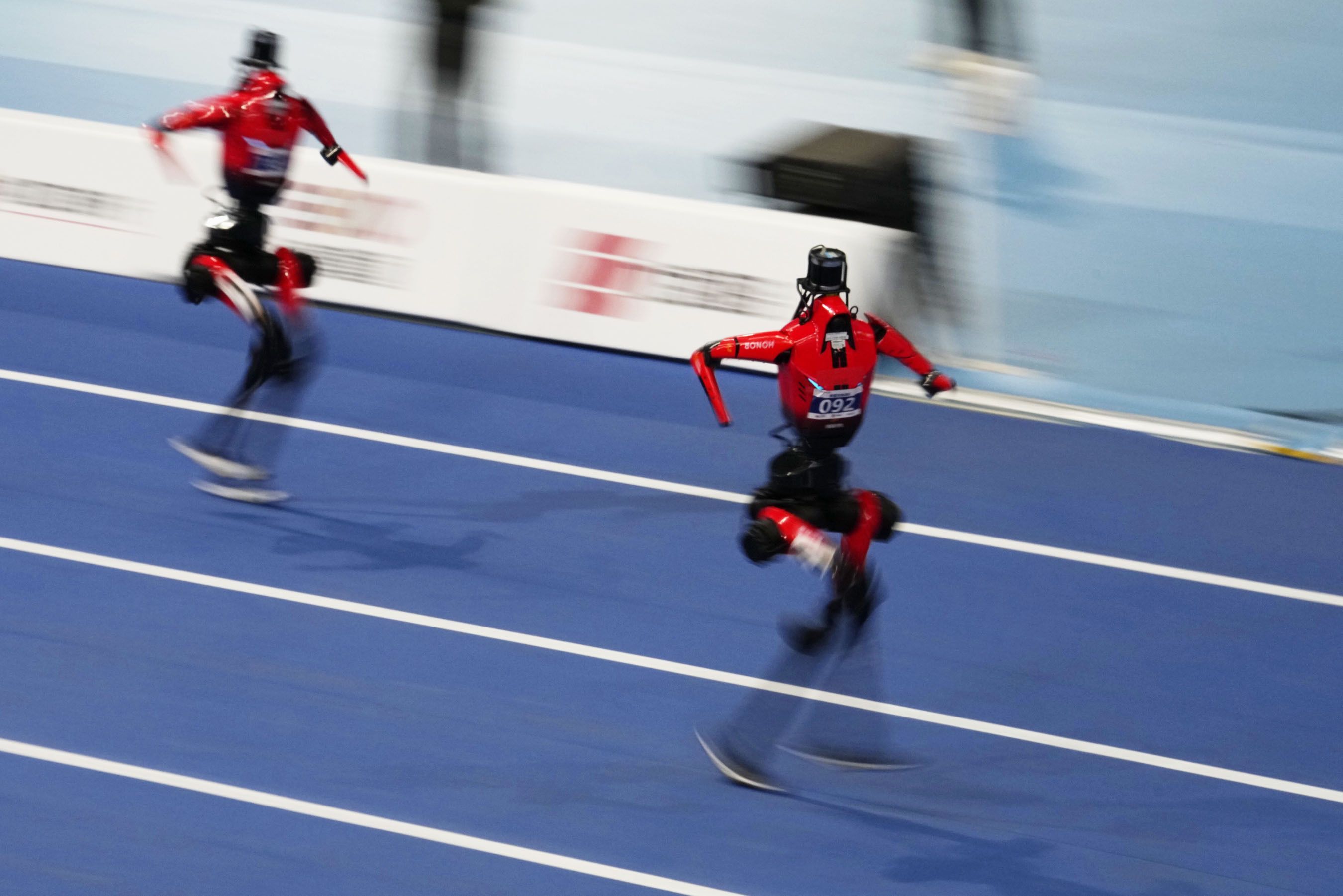 Humanoide Roboter treten bei den zweiten World Humanoid Robot Games in Peking in einem 400-Meter-Lauf gegeneinander an.