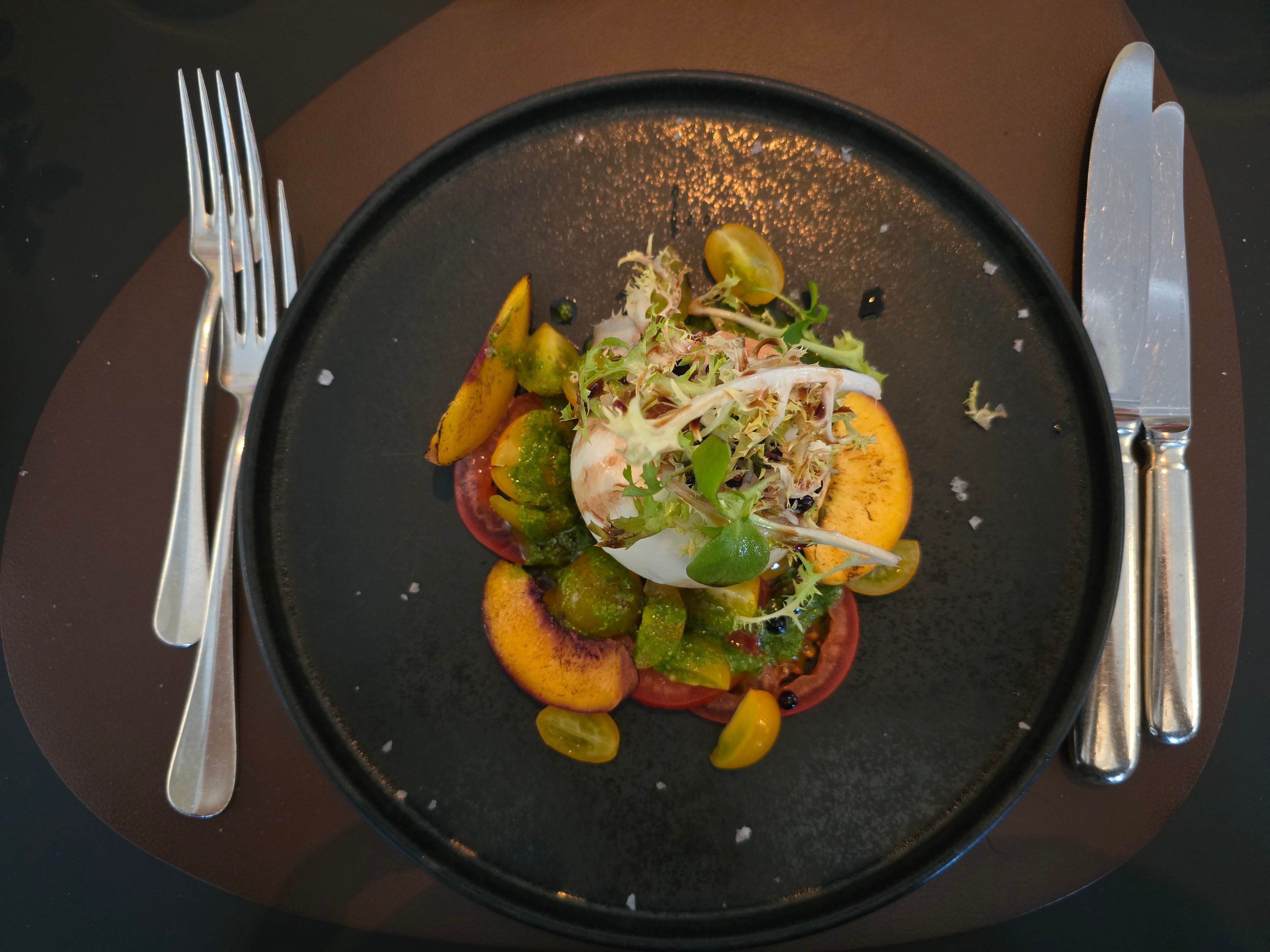 Burrata mit bunten Inka Tomaten, gegrilltem Pfirsich und altem Balsamico