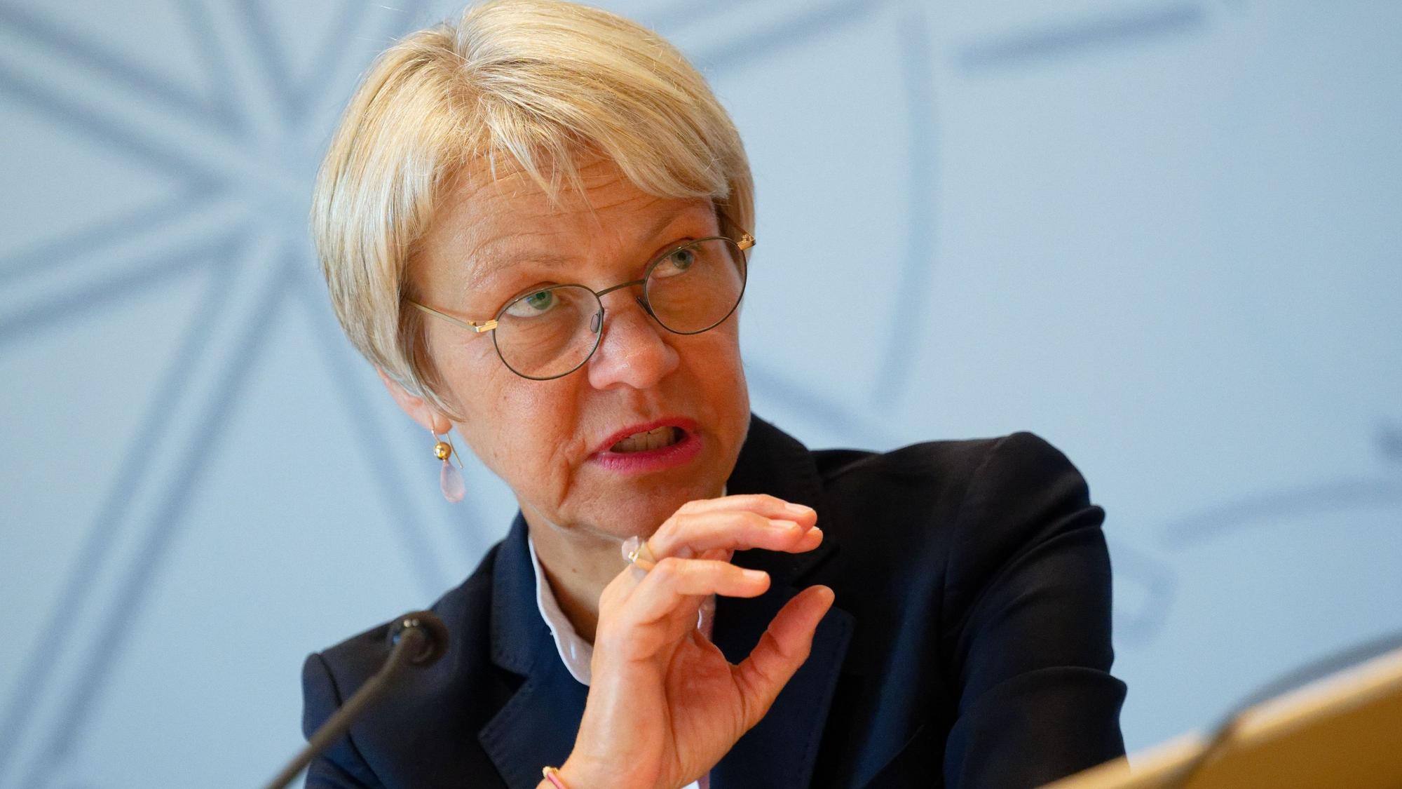 Die nordrhein-westfälische Bildungsministerin Dorothee Feller (CDU) sitzt bei einer Pressekonferenz auf dem Podium.