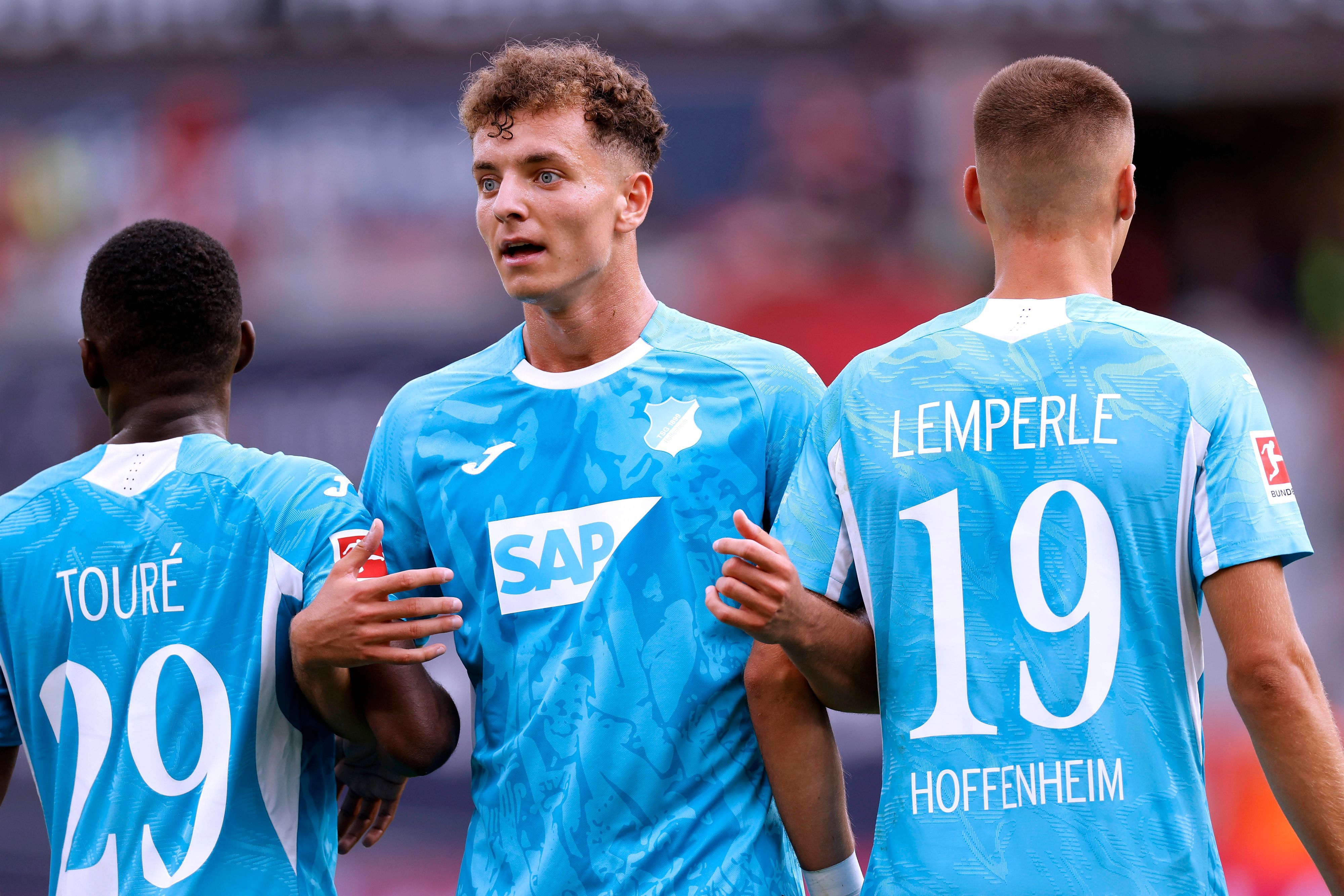 Fisnik Asllani organisiert eine Mauer mit Touré und Lemperle.
