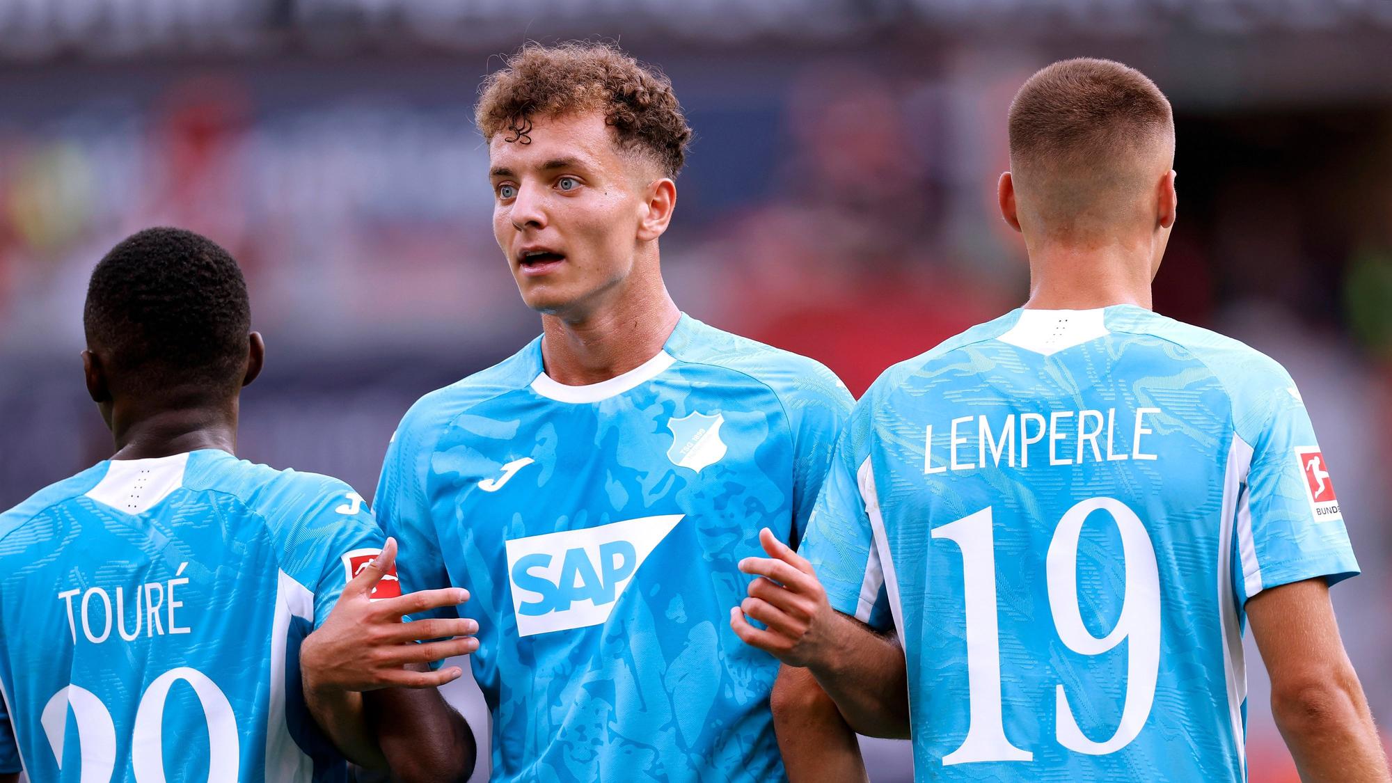 Fisnik Asllani organisiert eine Mauer mit Touré und Lemperle.
