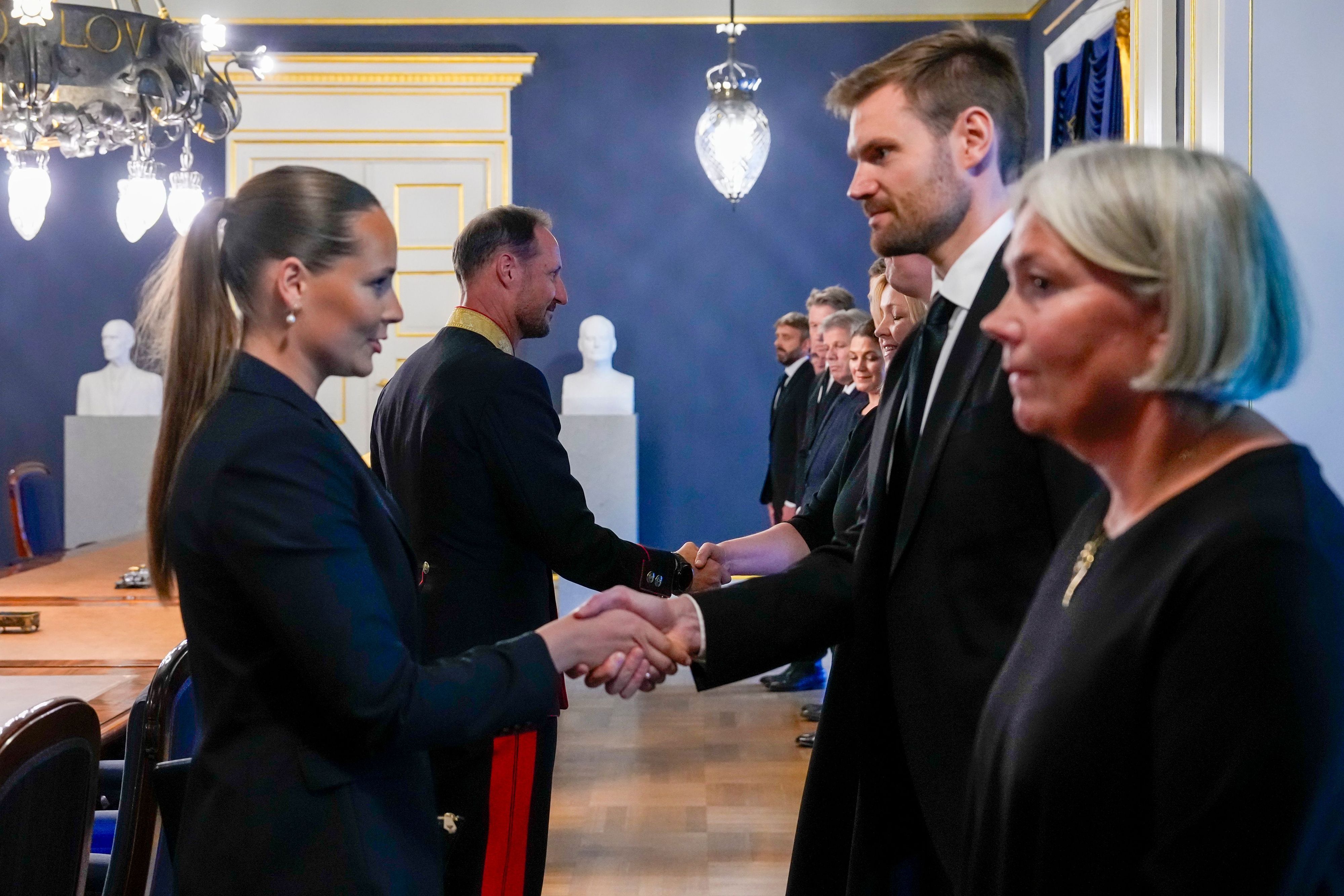 Norwegens neuer König Haakon VIII. (2.vl) und Kronprinzessin Ingrid Alexandra (l) treffen in Oslo ein, um an einer außerordentlichen Kabinettssitzung im Palast teilzunehmen, die nach dem Tod von König Harald V. einberufen wurde.