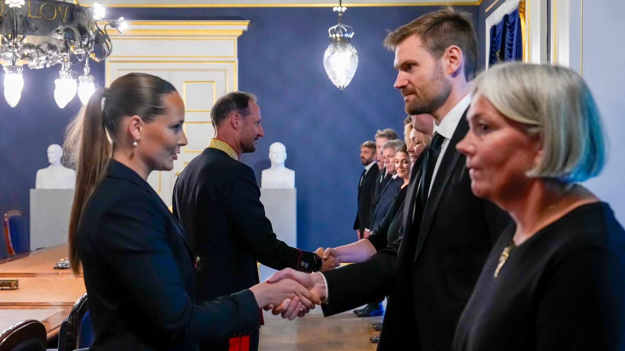 Norwegens neuer König Haakon VIII. (2.vl) und Kronprinzessin Ingrid Alexandra (l) treffen in Oslo ein, um an einer außerordentlichen Kabinettssitzung im Palast teilzunehmen, die nach dem Tod von König Harald V. einberufen wurde.