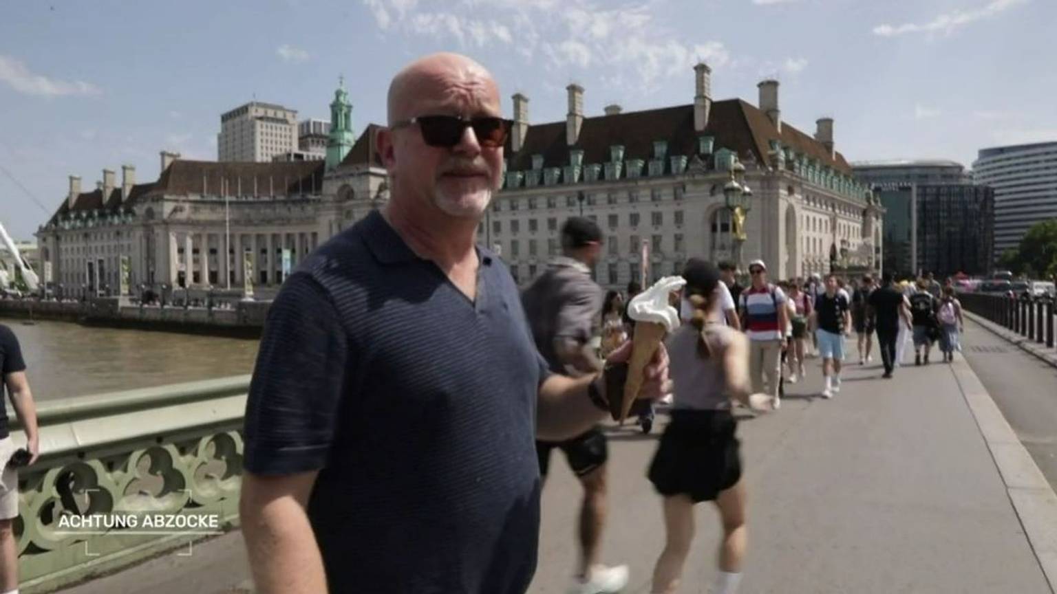 Als Giesel acht Euro für ein Softeis bezahlt, ist er außer sich. „Was! Ist die bescheuert?“, regt er sich über die Verkäuferin auf. (Bild: Joyn)
