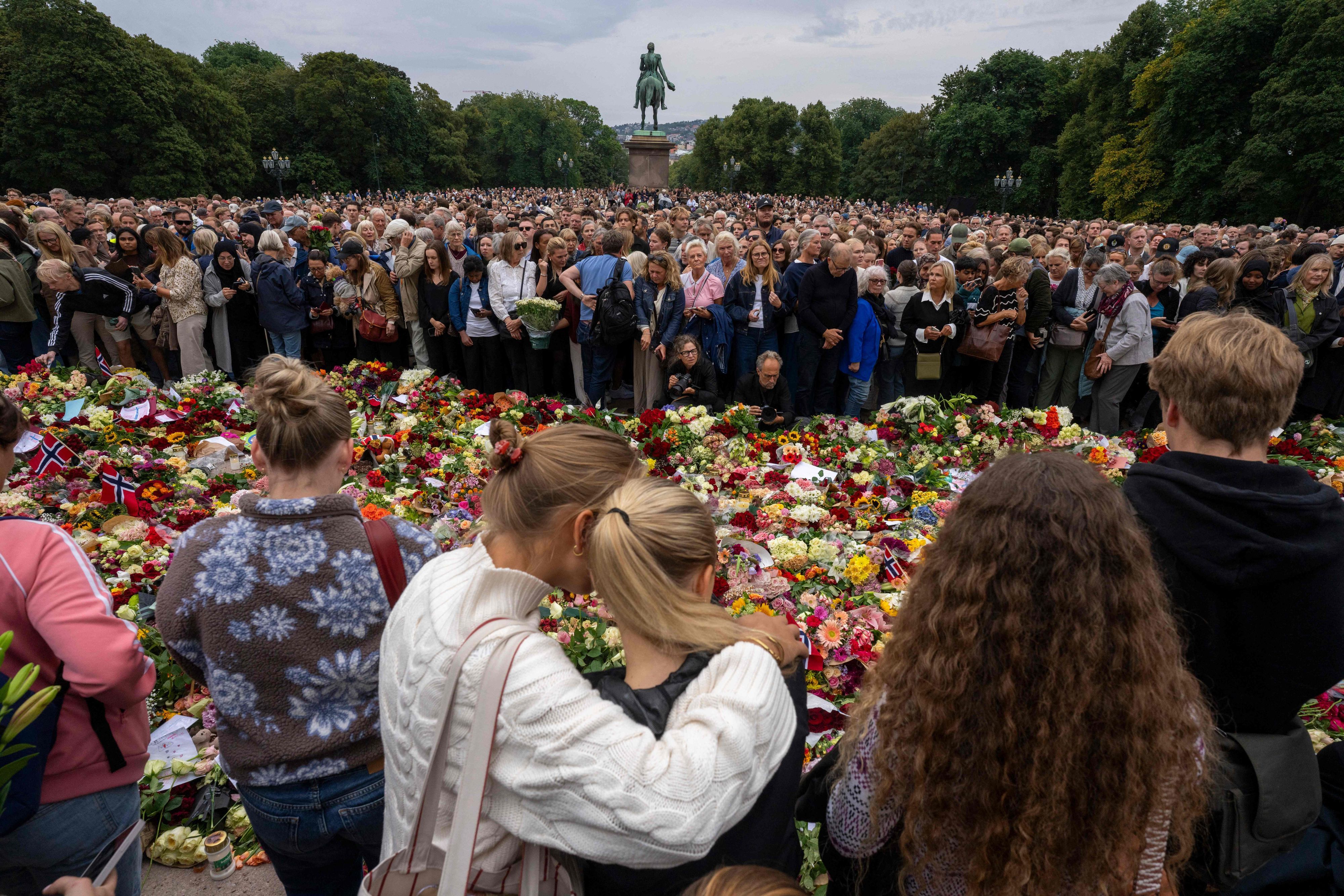 Nach dem Tod von König Harald V. haben sich zahlreiche Menschen vor dem Königlichen Schloss Oslo versammelt, um zu trauern und Blumen abzulegen.
